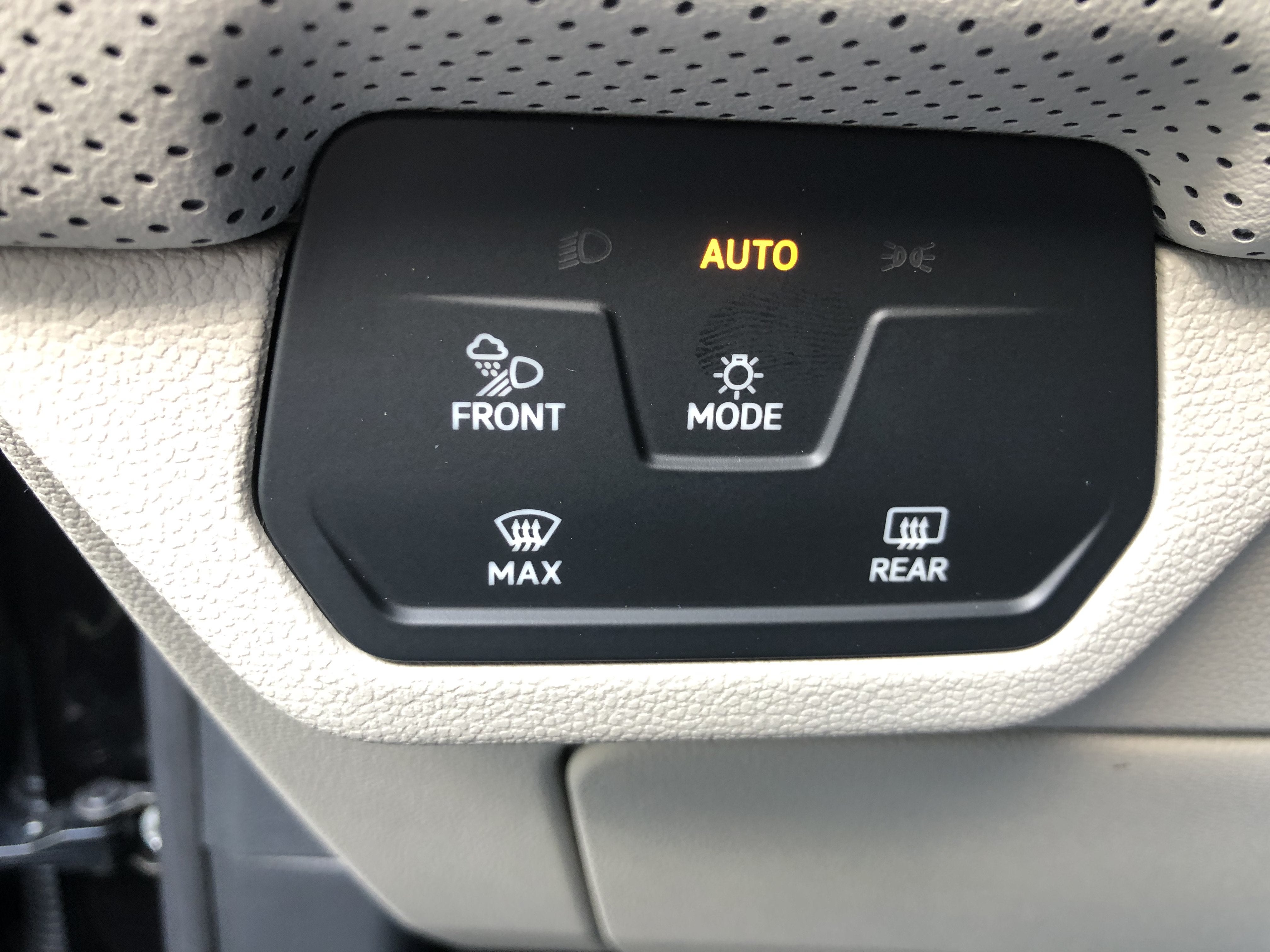 2026 Volkswagen Atlas 2.0T SE w/Technology w/black wheel package