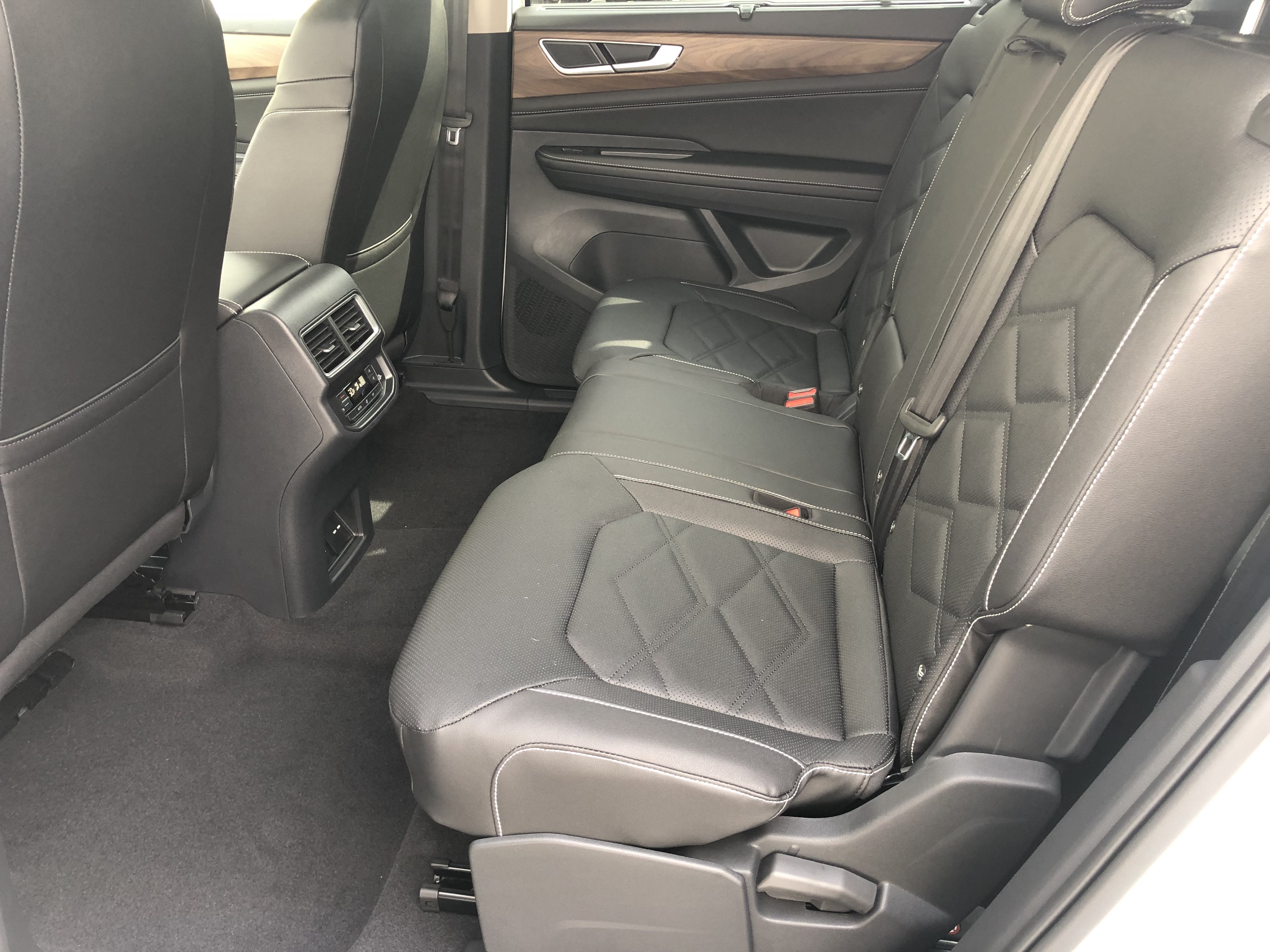 2026 Volkswagen Atlas 2.0T SE w/Technology w/black wheel package