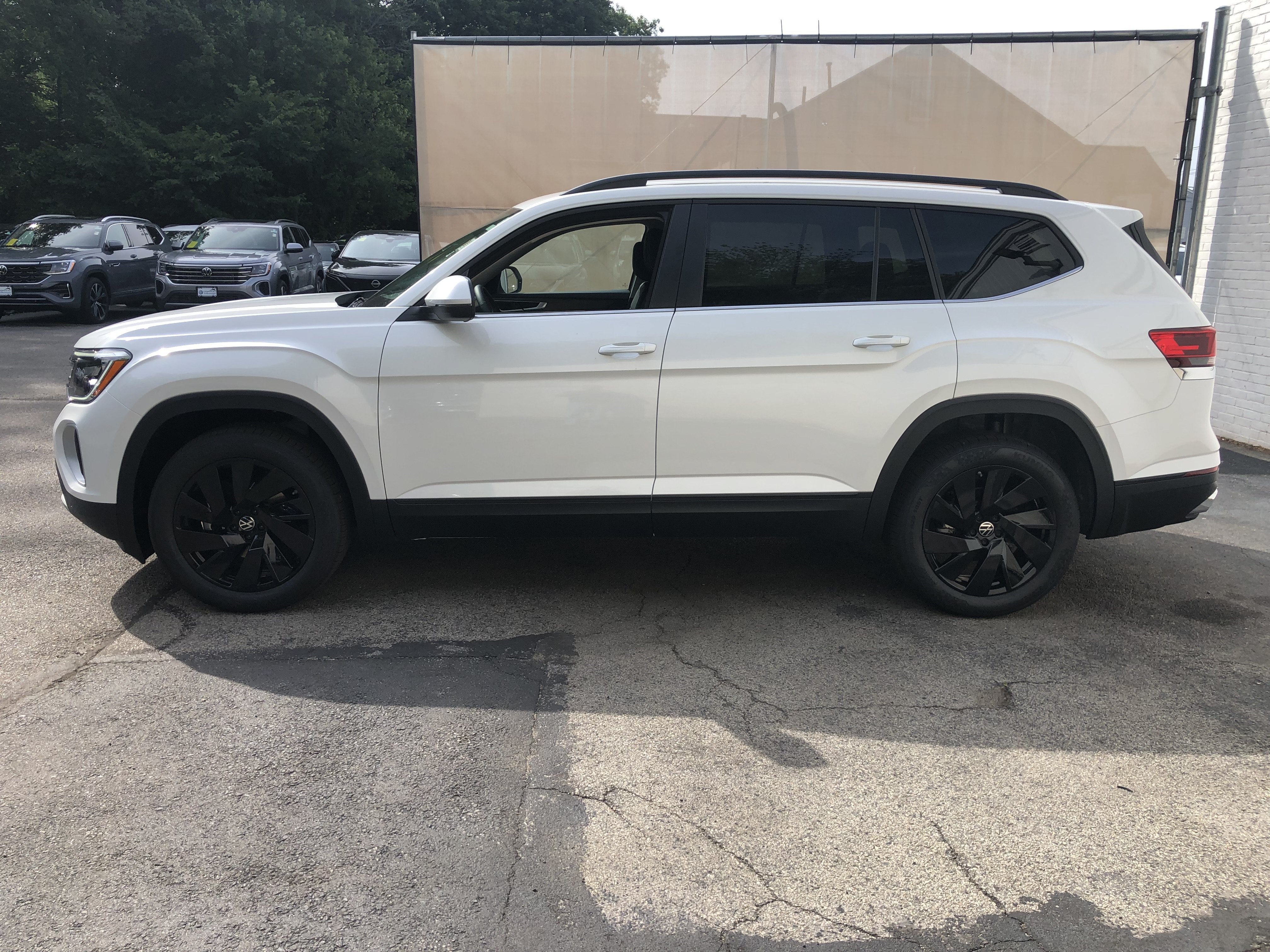 2026 Volkswagen Atlas 2.0T SE w/Technology w/black wheel package