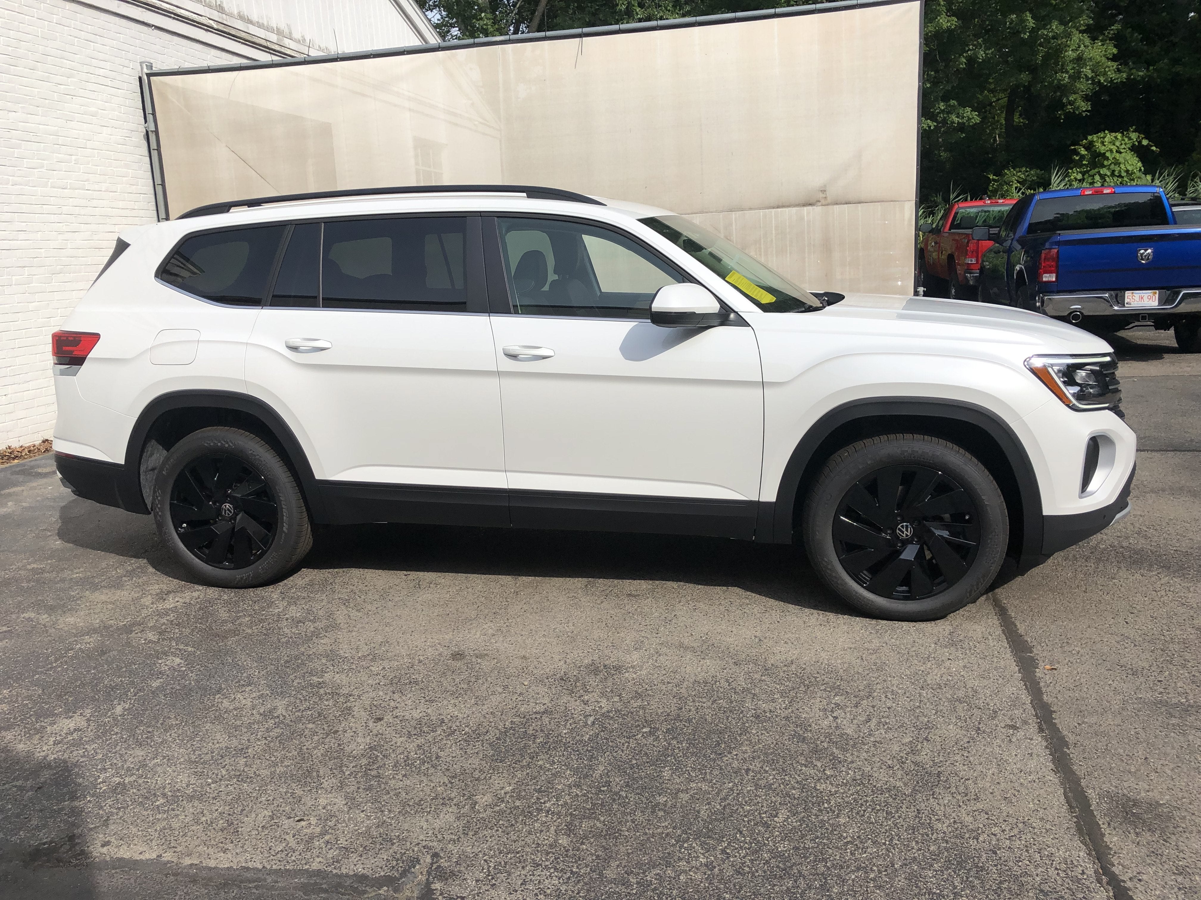 2026 Volkswagen Atlas 2.0T SE w/Technology w/black wheel package
