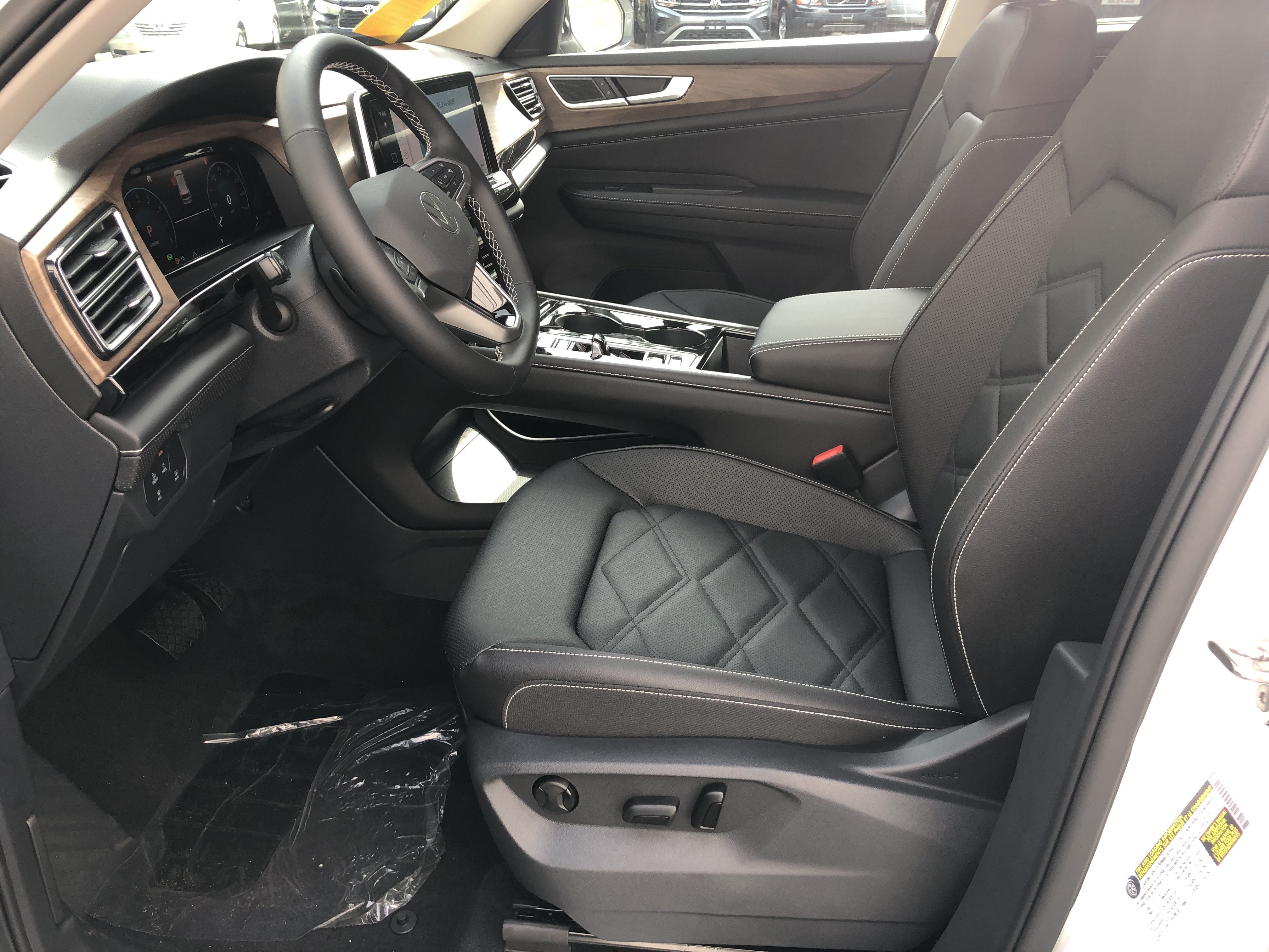 2026 Volkswagen Atlas 2.0T SE w/Technology w/black wheel package