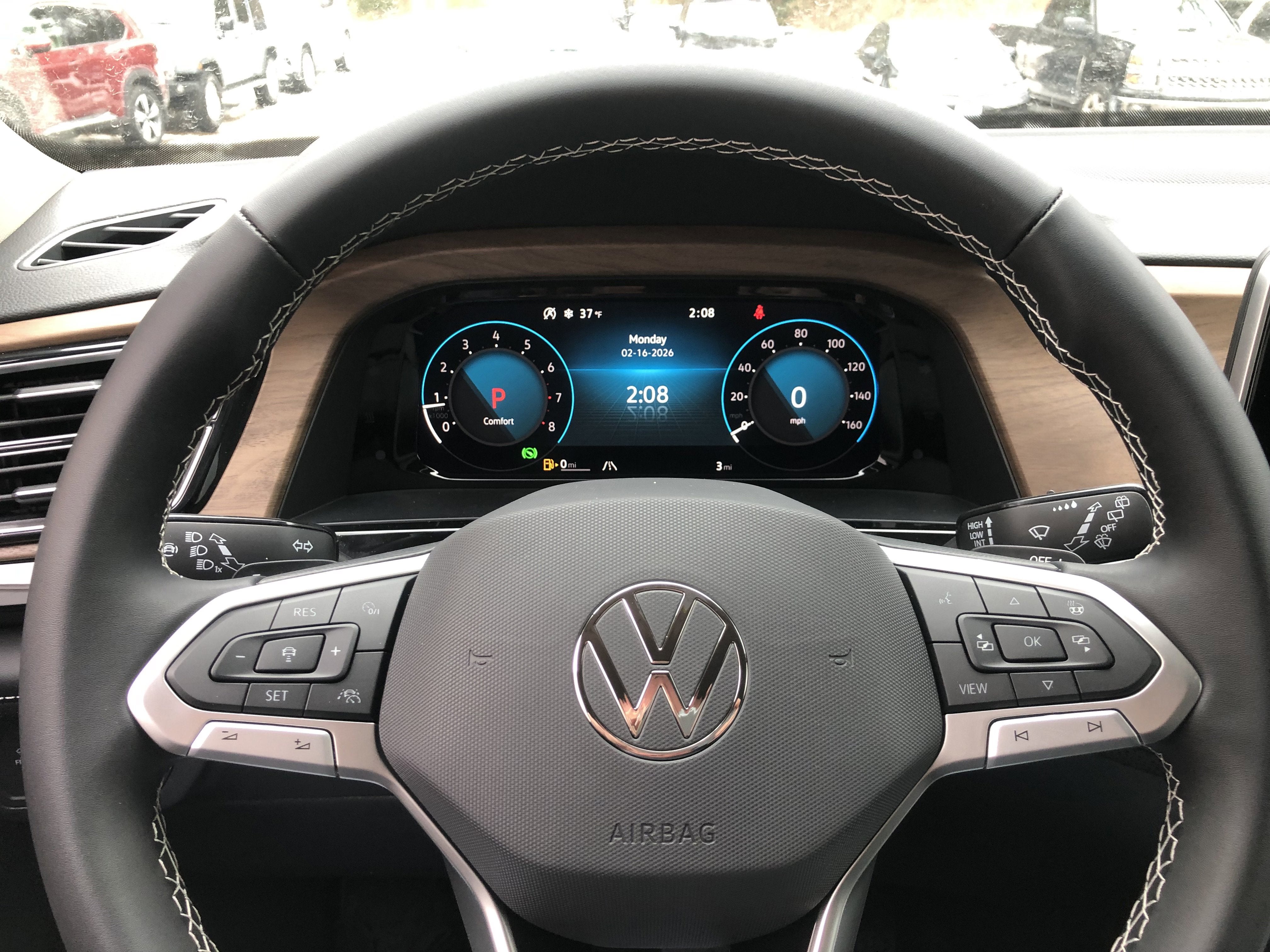 2026 Volkswagen Atlas 2.0T SE w/Technology w/captains chairs and black wheel package