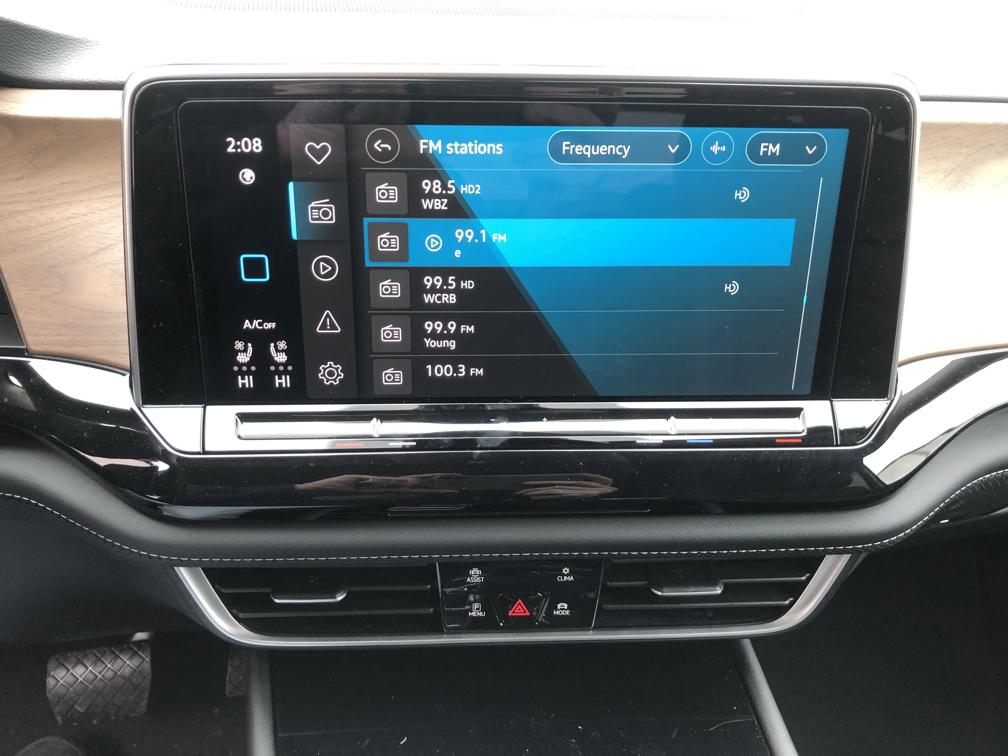 2026 Volkswagen Atlas 2.0T SE w/Technology w/captains chairs and black wheel package