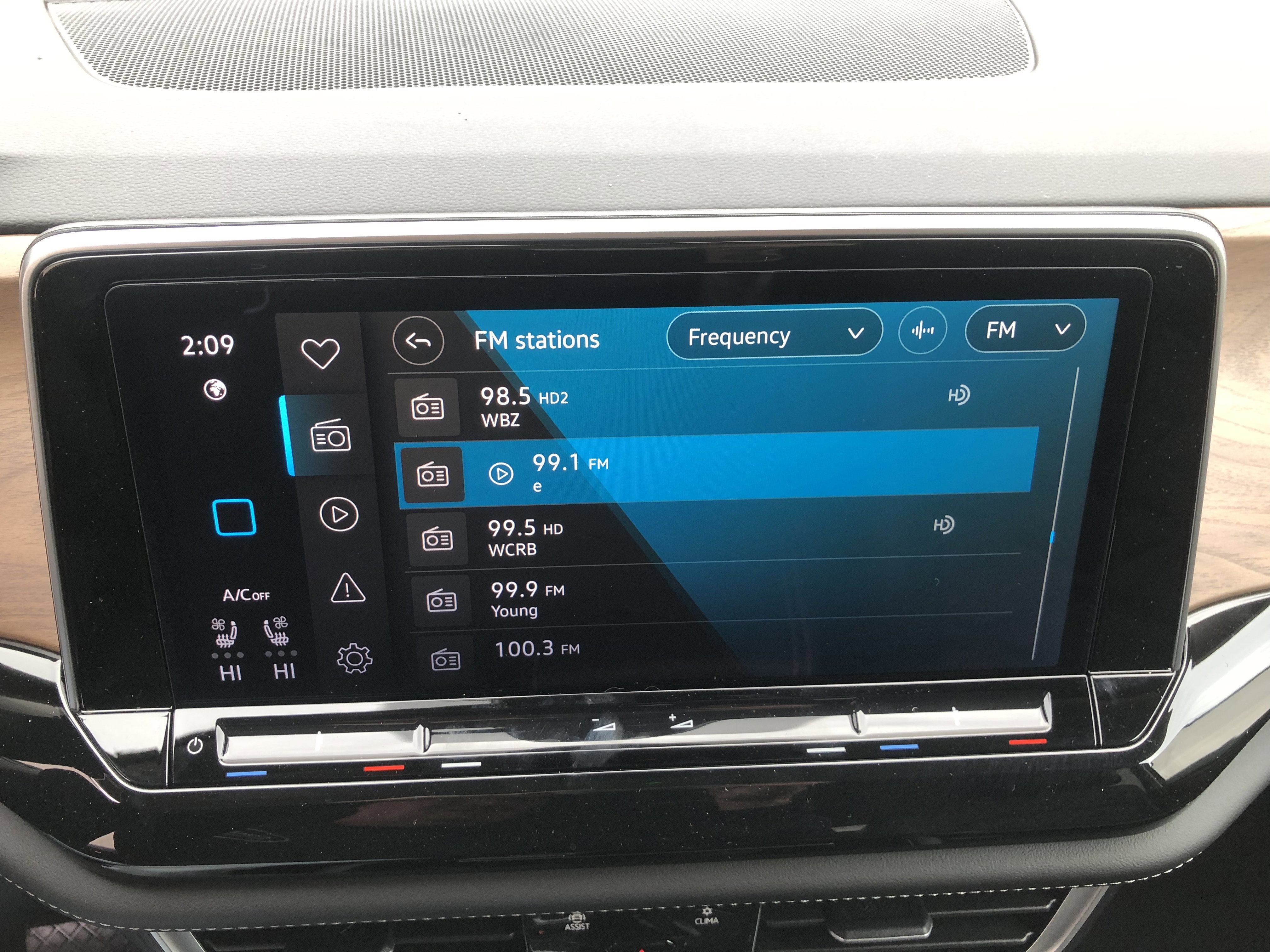 2026 Volkswagen Atlas 2.0T SE w/Technology w/captains chairs and black wheel package