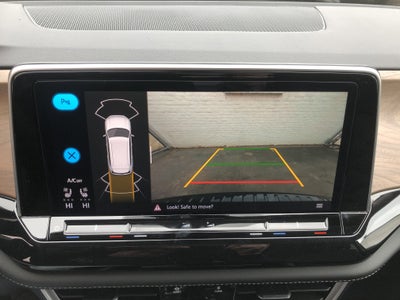 2026 Volkswagen Atlas 2.0T SE w/Technology w/captains chairs and black wheel package