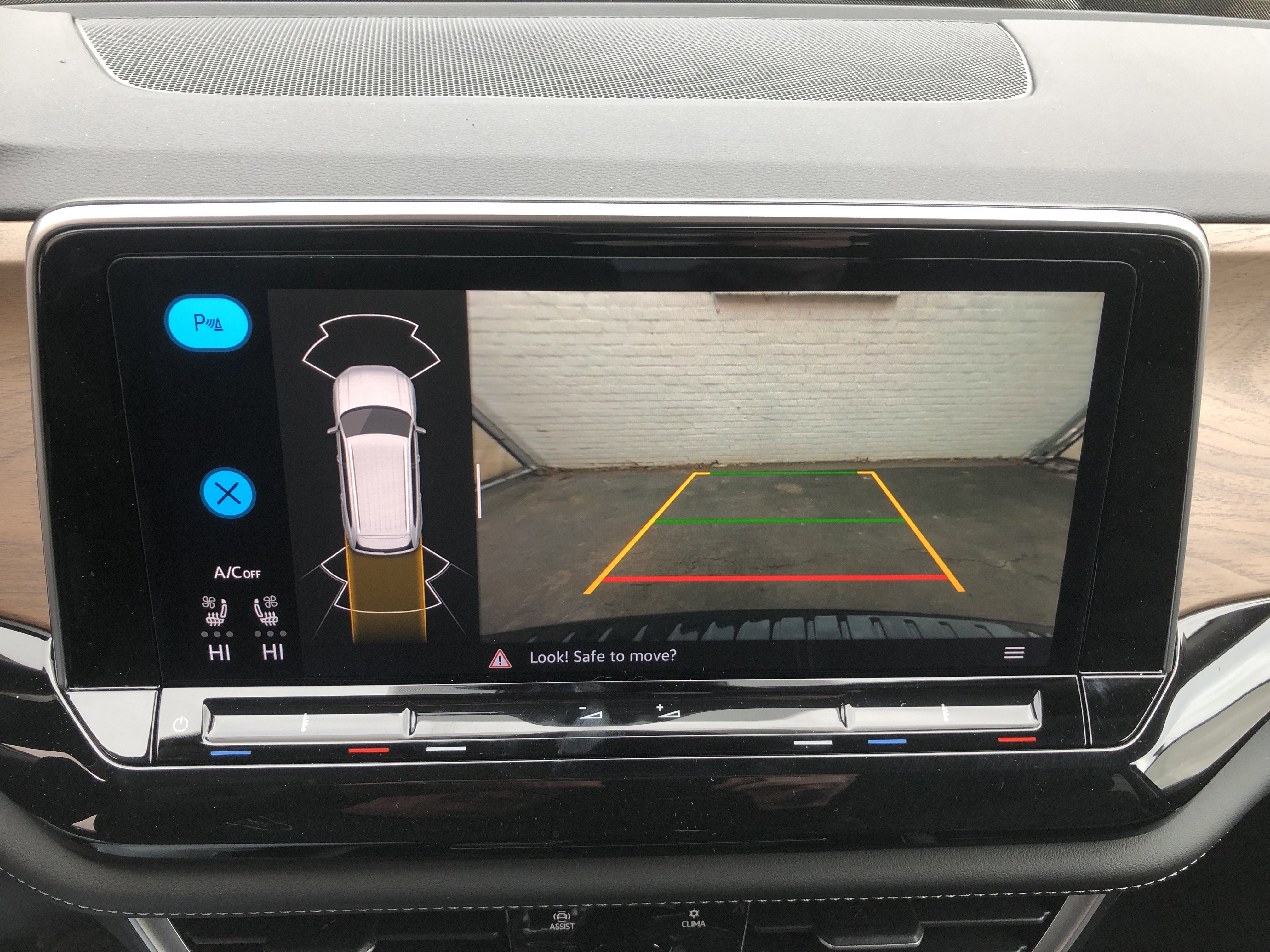 2026 Volkswagen Atlas 2.0T SE w/Technology w/captains chairs and black wheel package