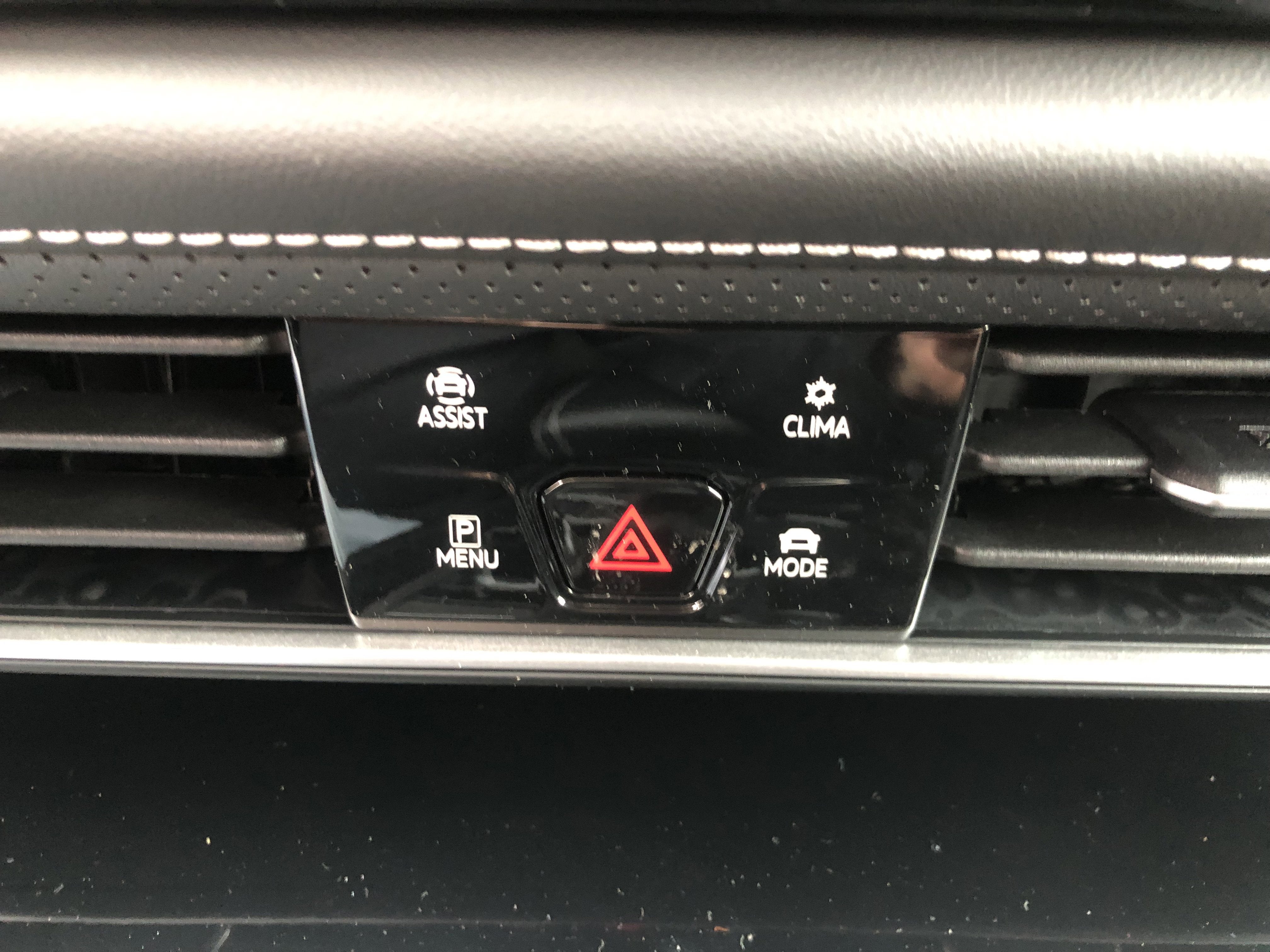 2026 Volkswagen Atlas 2.0T SE w/Technology w/captains chairs and black wheel package