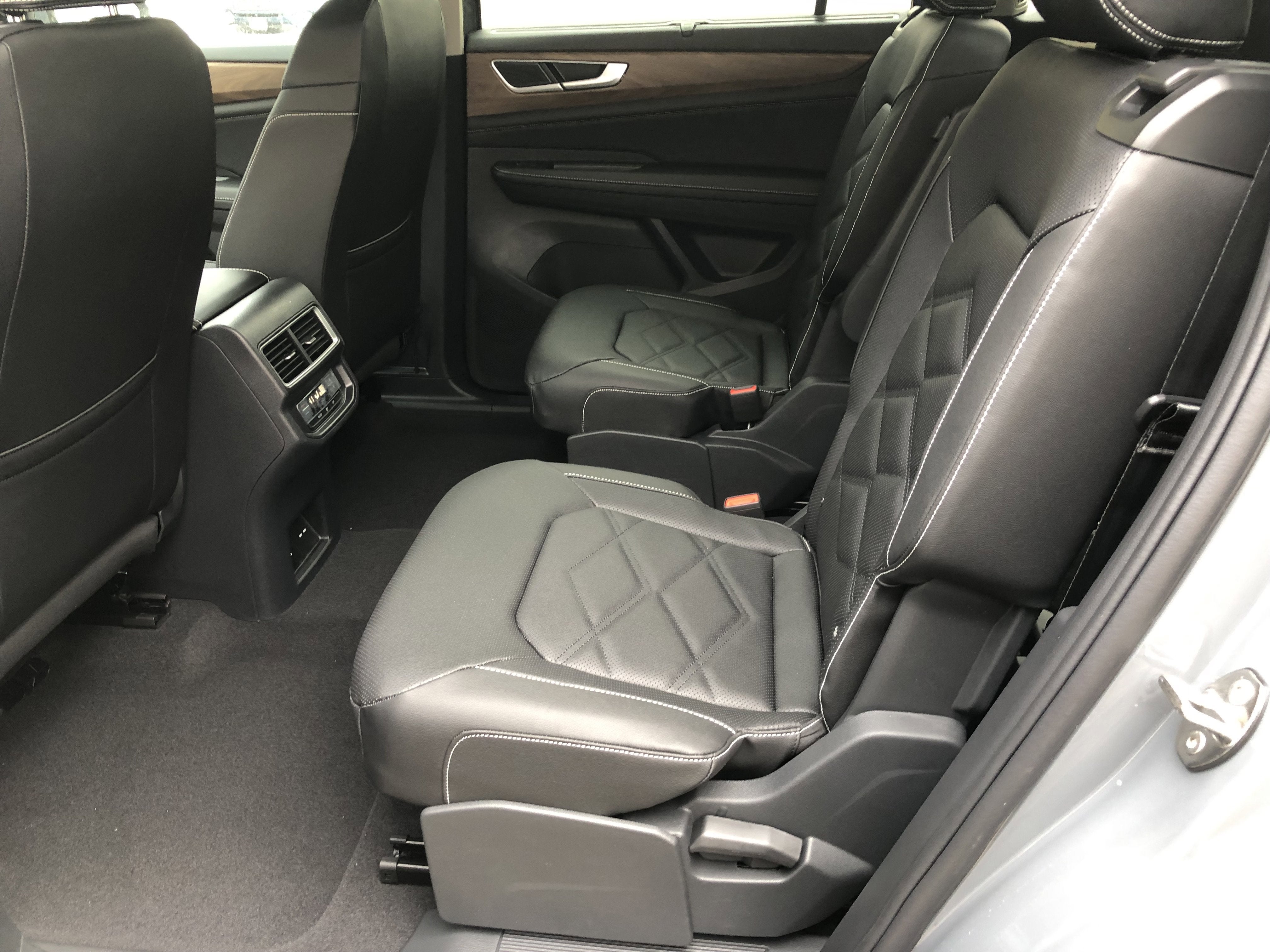 2026 Volkswagen Atlas 2.0T SE w/Technology w/captains chairs and black wheel package