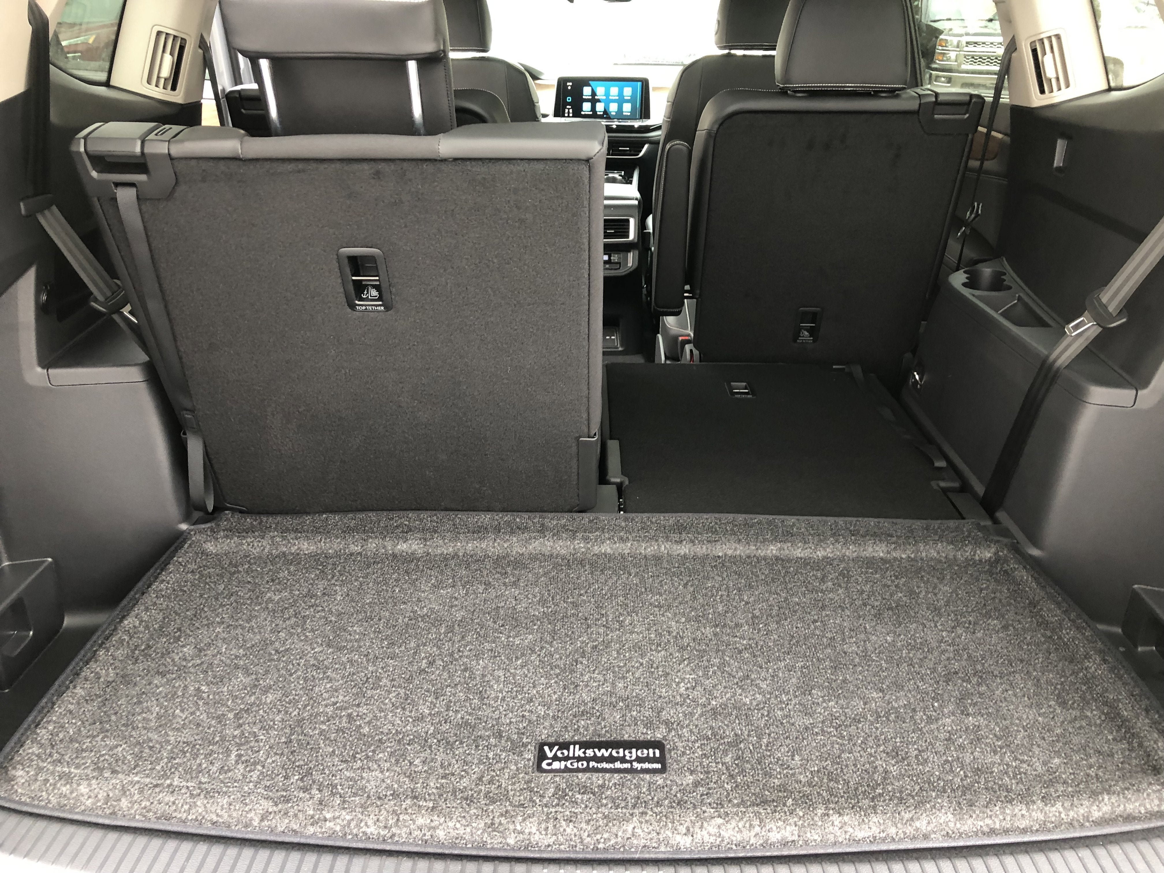 2026 Volkswagen Atlas 2.0T SE w/Technology w/captains chairs and black wheel package