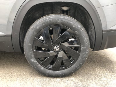 2026 Volkswagen Atlas 2.0T SE w/Technology w/captains chairs and black wheel package