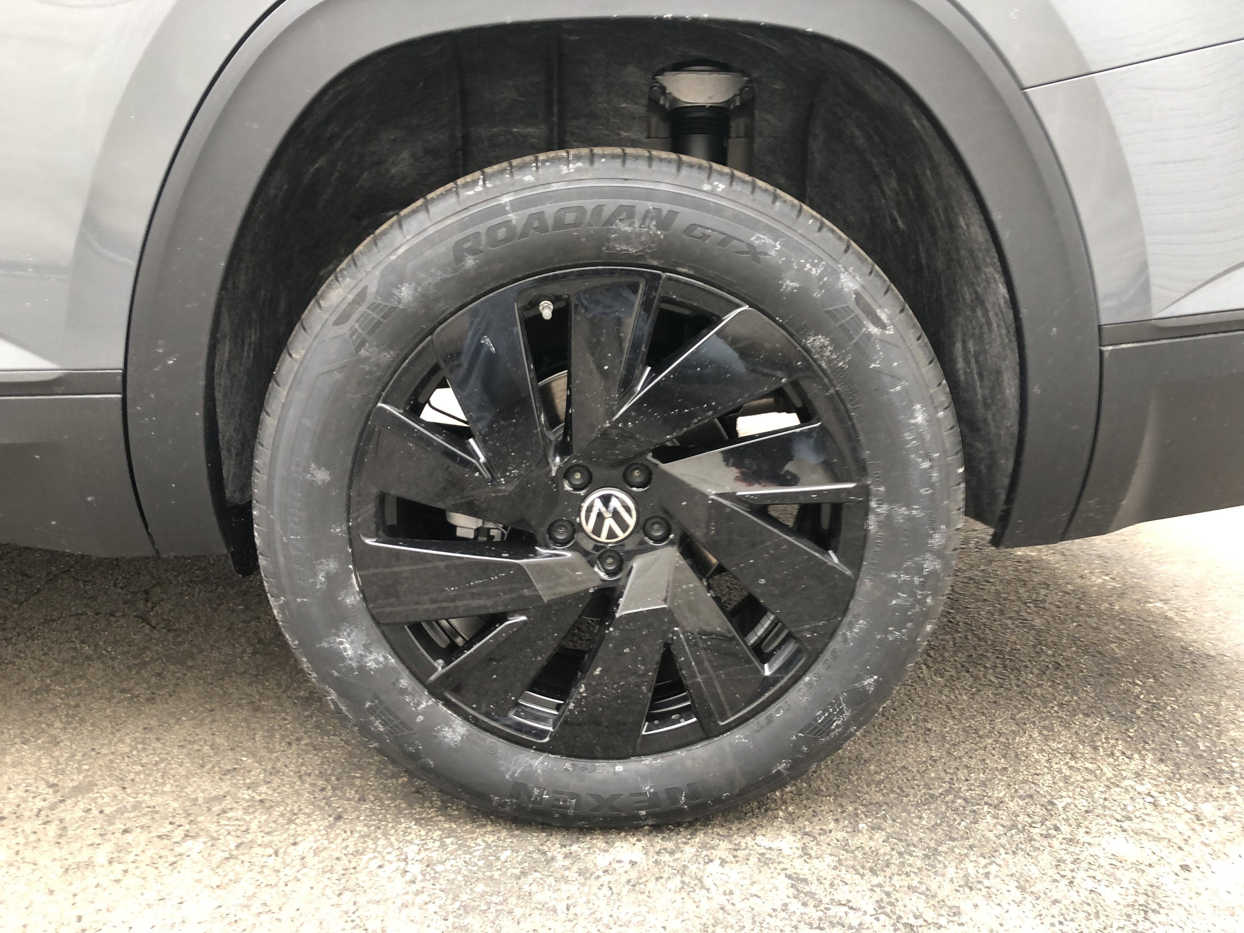 2026 Volkswagen Atlas 2.0T SE w/Technology w/captains chairs and black wheel package