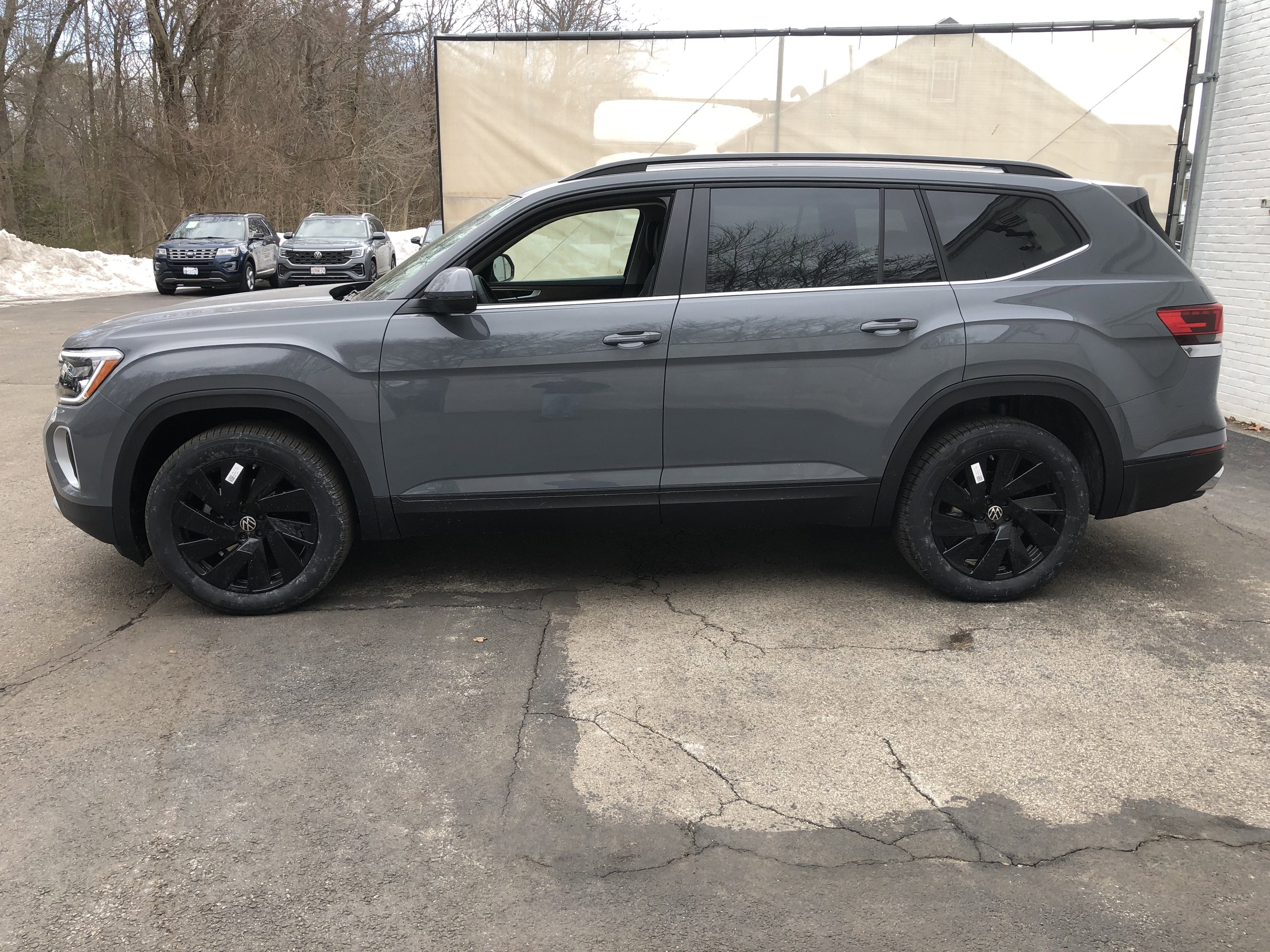 2026 Volkswagen Atlas 2.0T SE w/Technology w/captains chairs and black wheel package