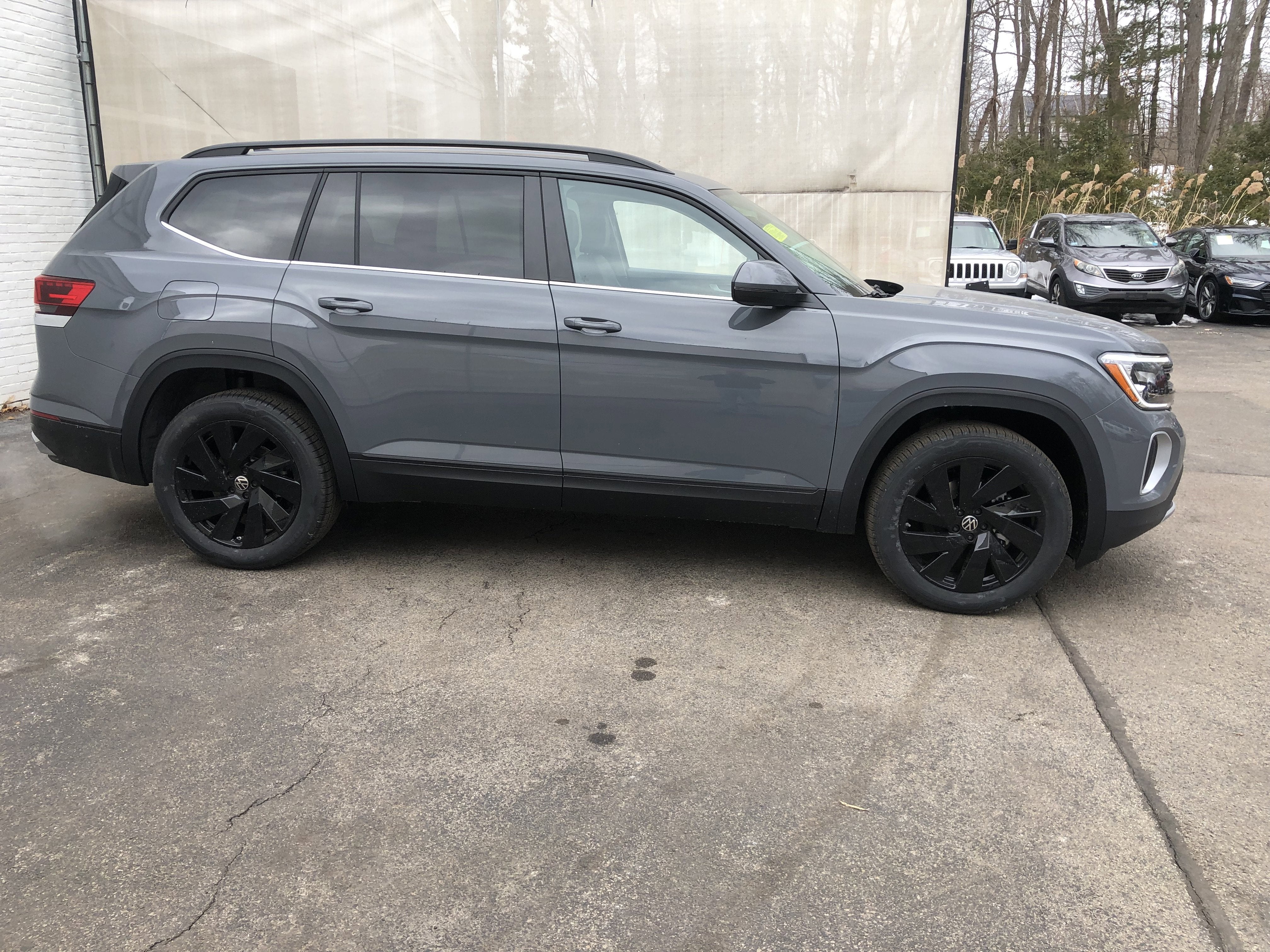 2026 Volkswagen Atlas 2.0T SE w/Technology w/captains chairs and black wheel package