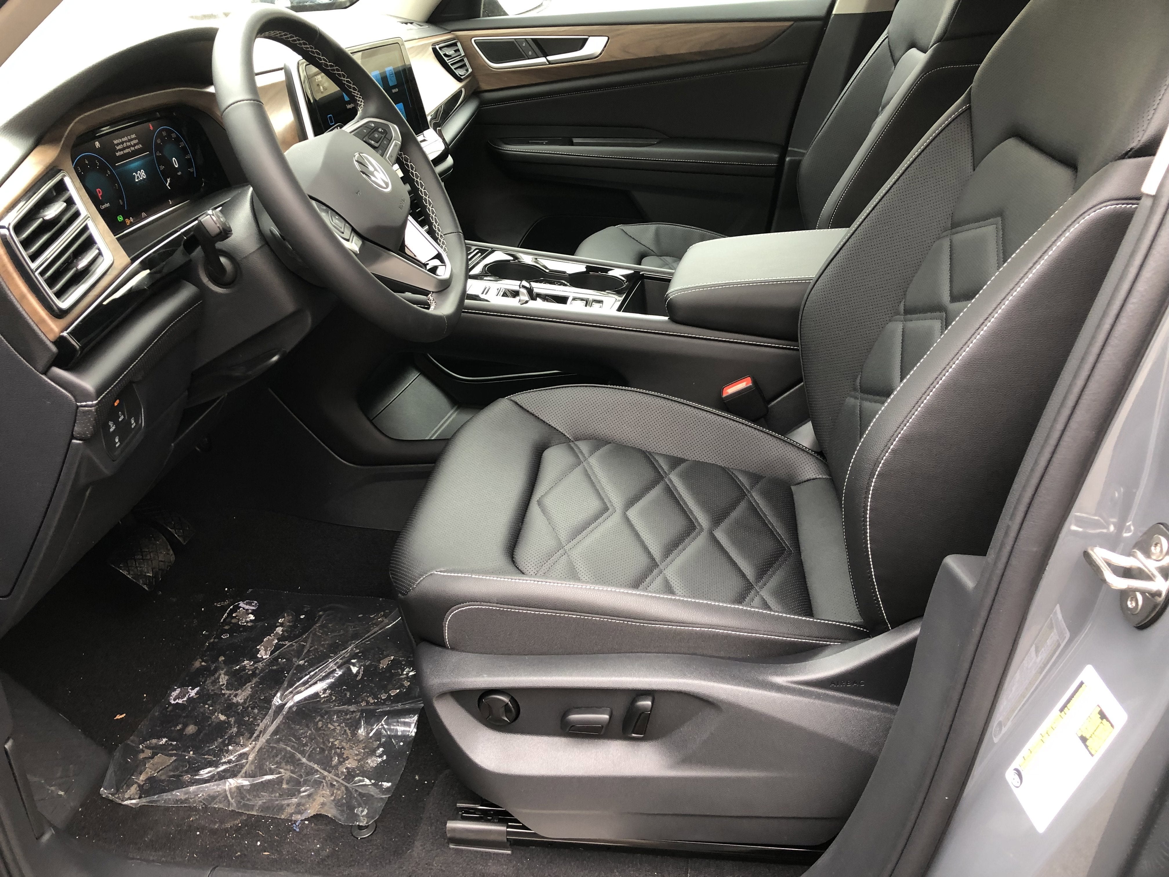 2026 Volkswagen Atlas 2.0T SE w/Technology w/captains chairs and black wheel package