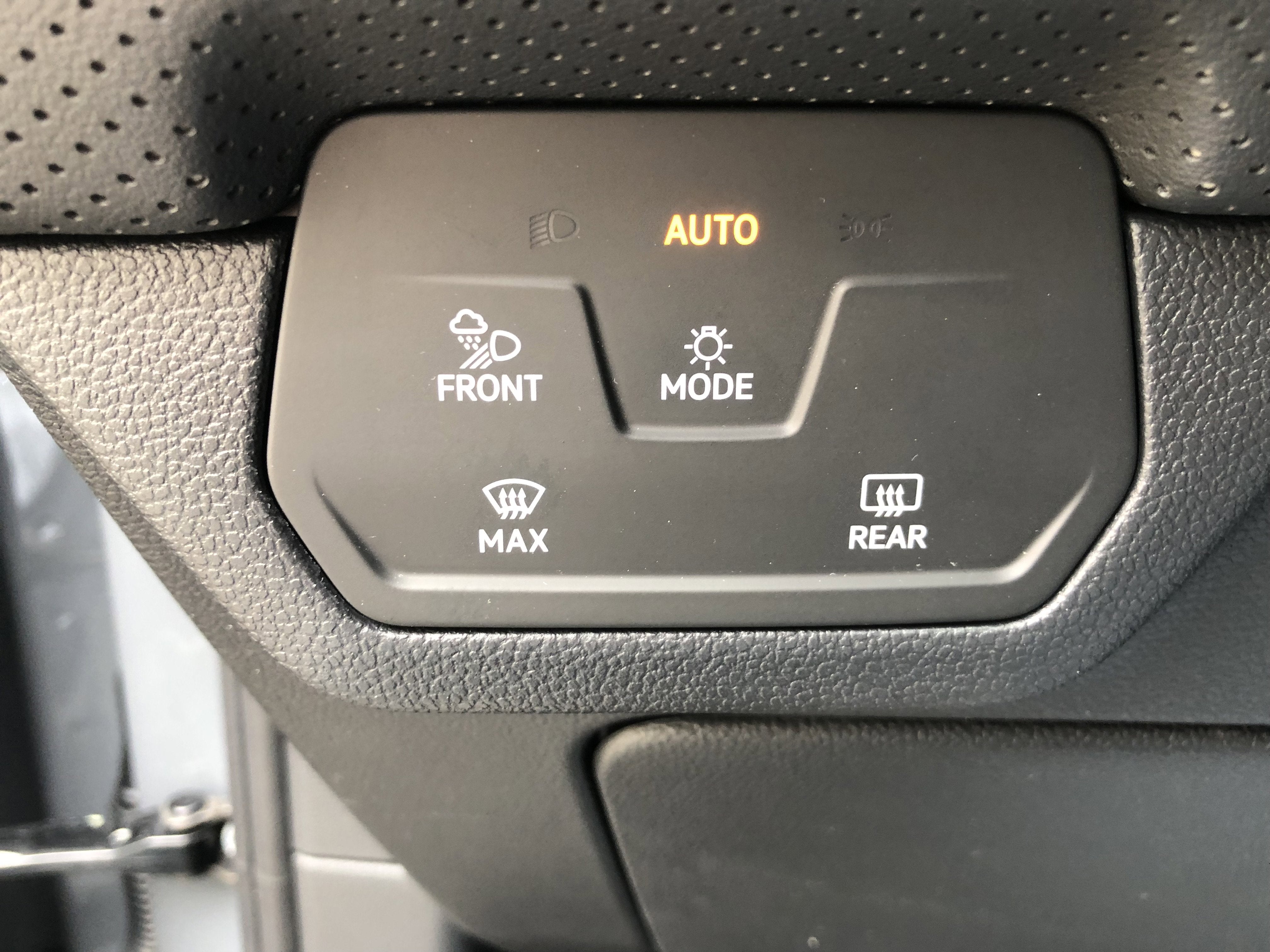 2026 Volkswagen Atlas 2.0T SE w/Technology w/captains chairs and black wheel package