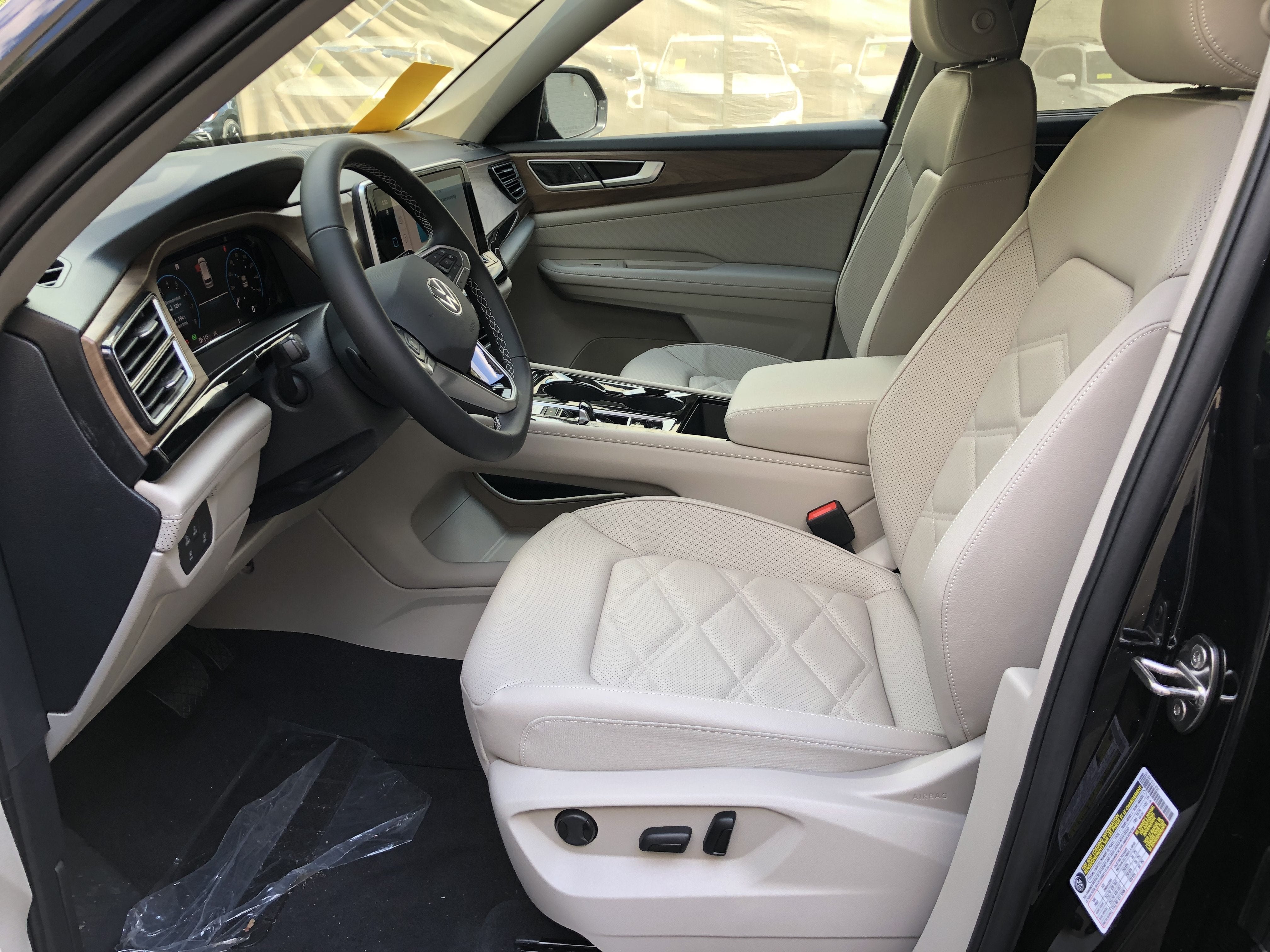 2026 Volkswagen Atlas 2.0T SE w/Technology w/black wheel package