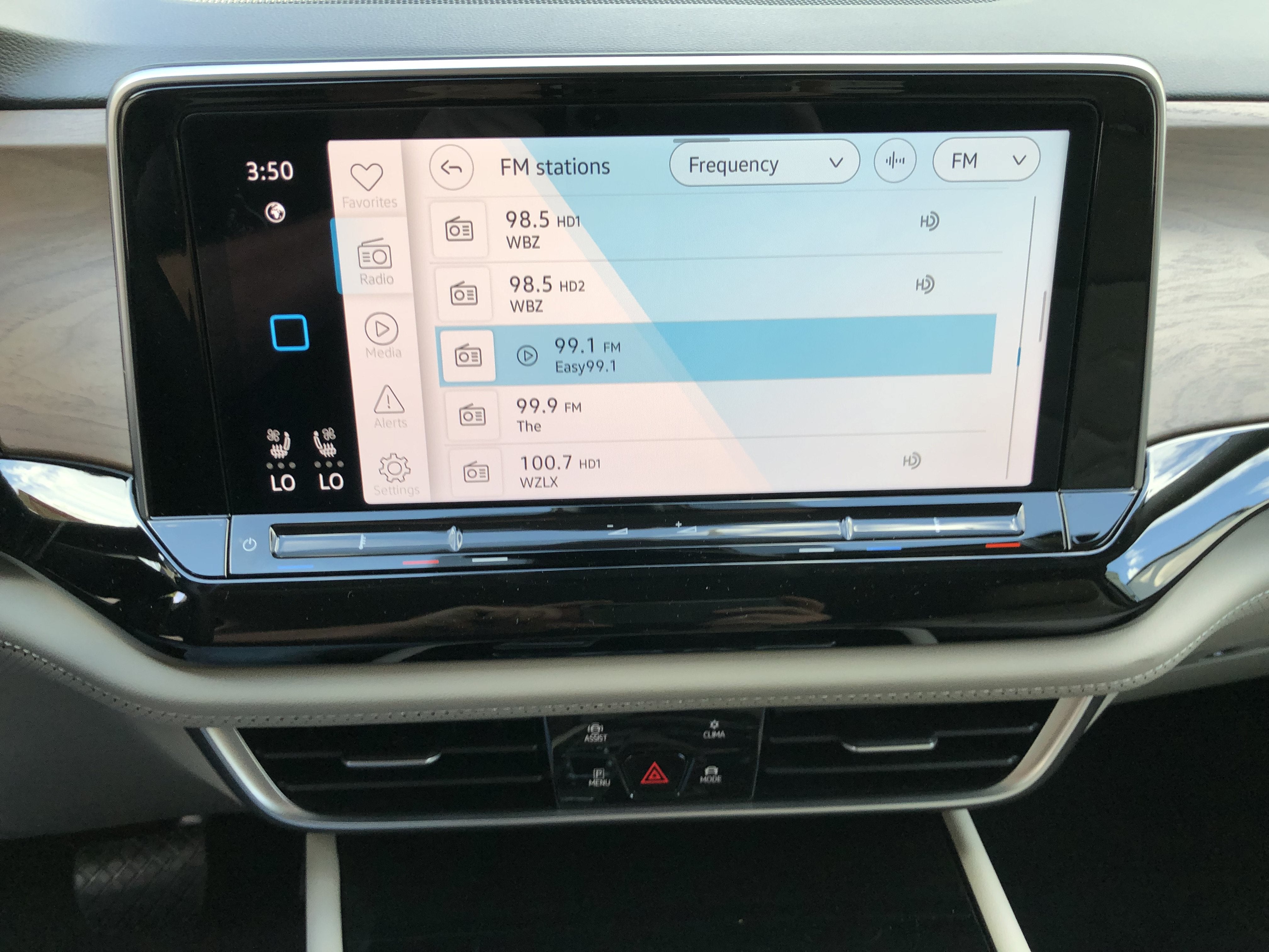 2026 Volkswagen Atlas 2.0T SE w/Technology w/black wheel package