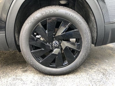 2026 Volkswagen Atlas 2.0T SE w/Technology w/black wheel package