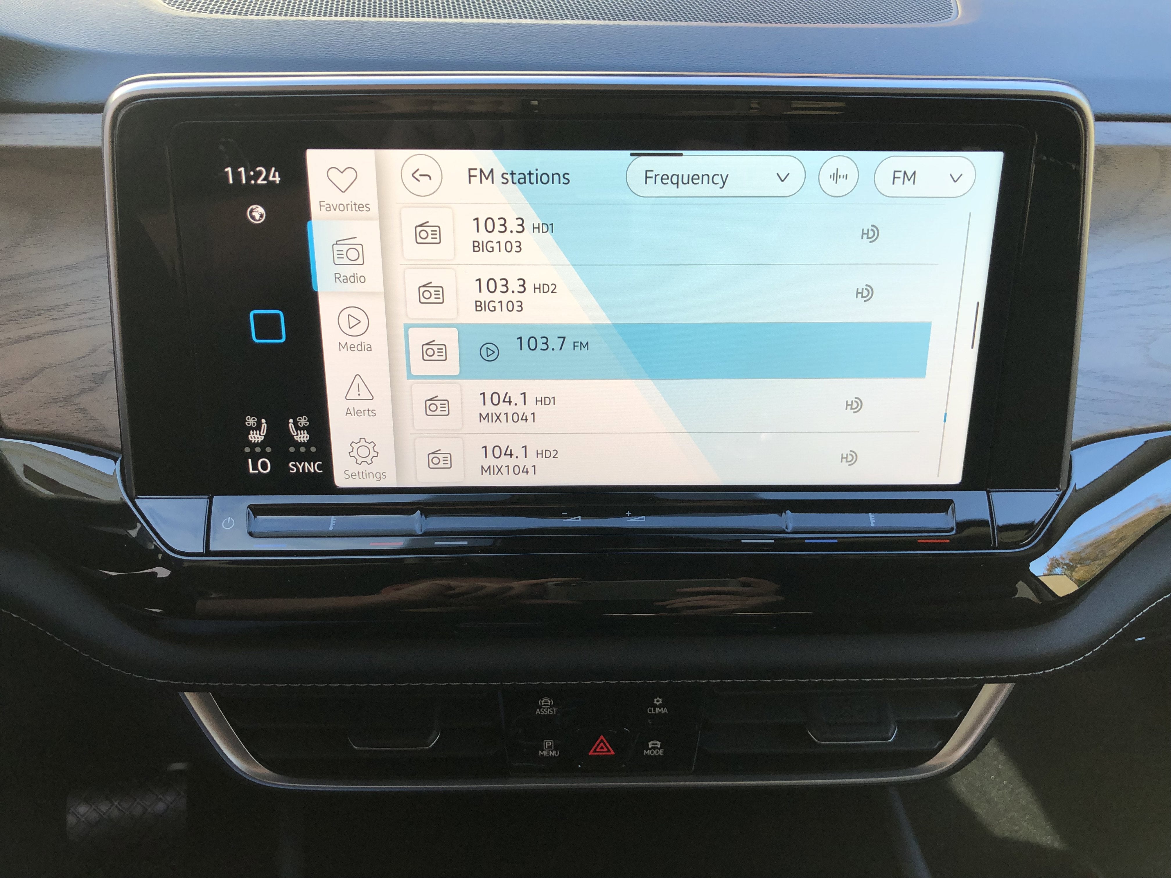 2026 Volkswagen Atlas 2.0T SE w/Technology w/captains chairs and black wheel package