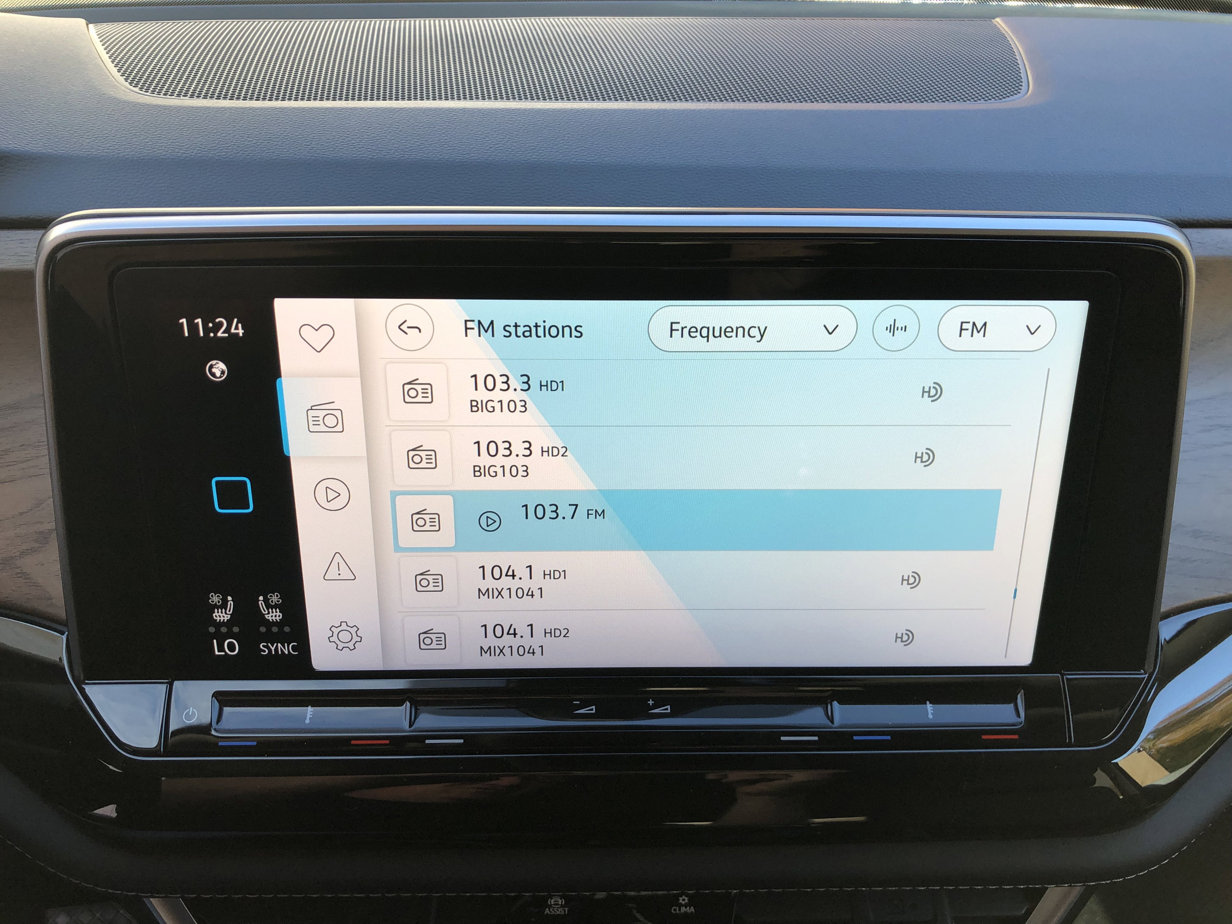 2026 Volkswagen Atlas 2.0T SE w/Technology w/captains chairs and black wheel package