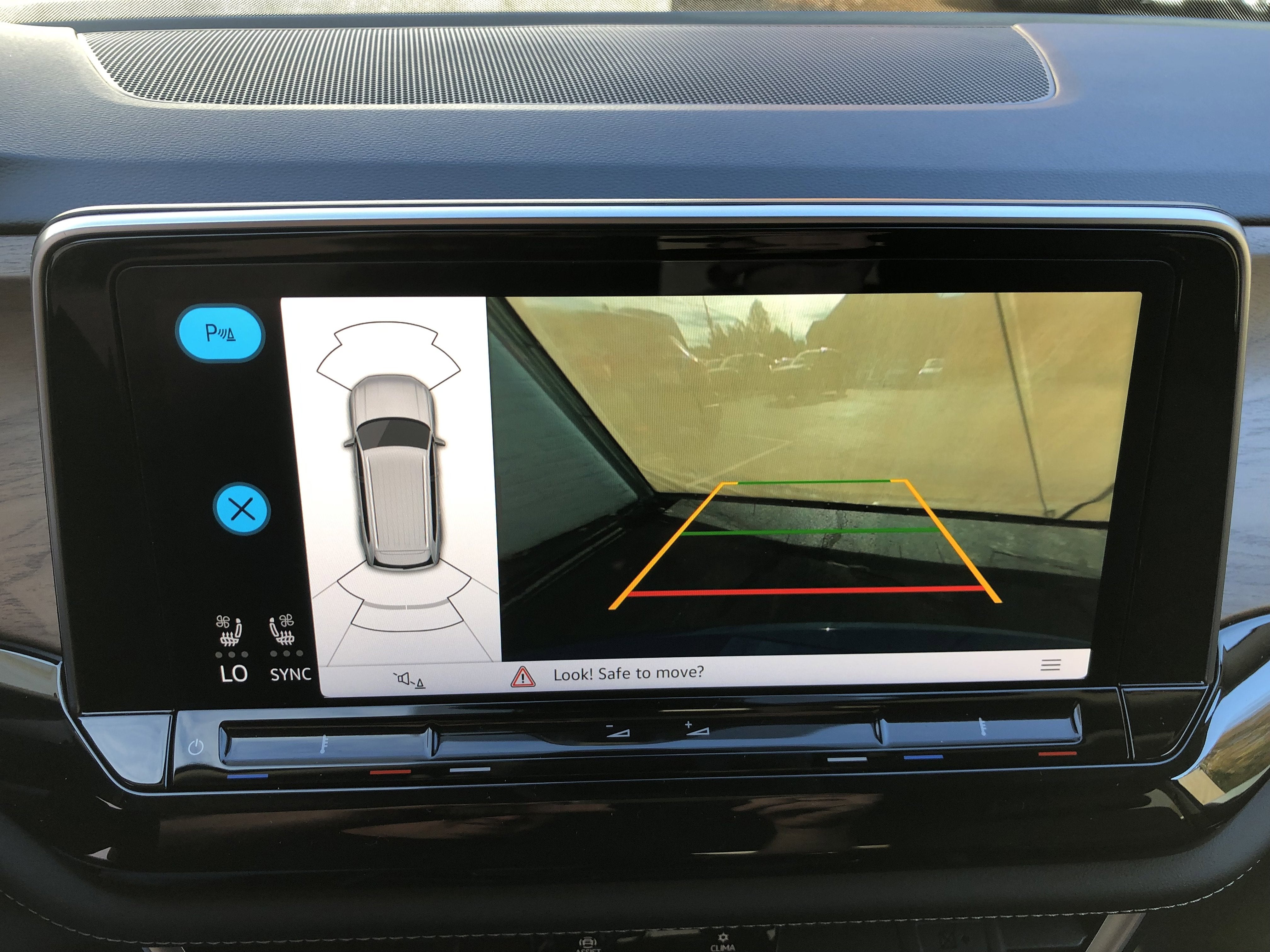 2026 Volkswagen Atlas 2.0T SE w/Technology w/captains chairs and black wheel package