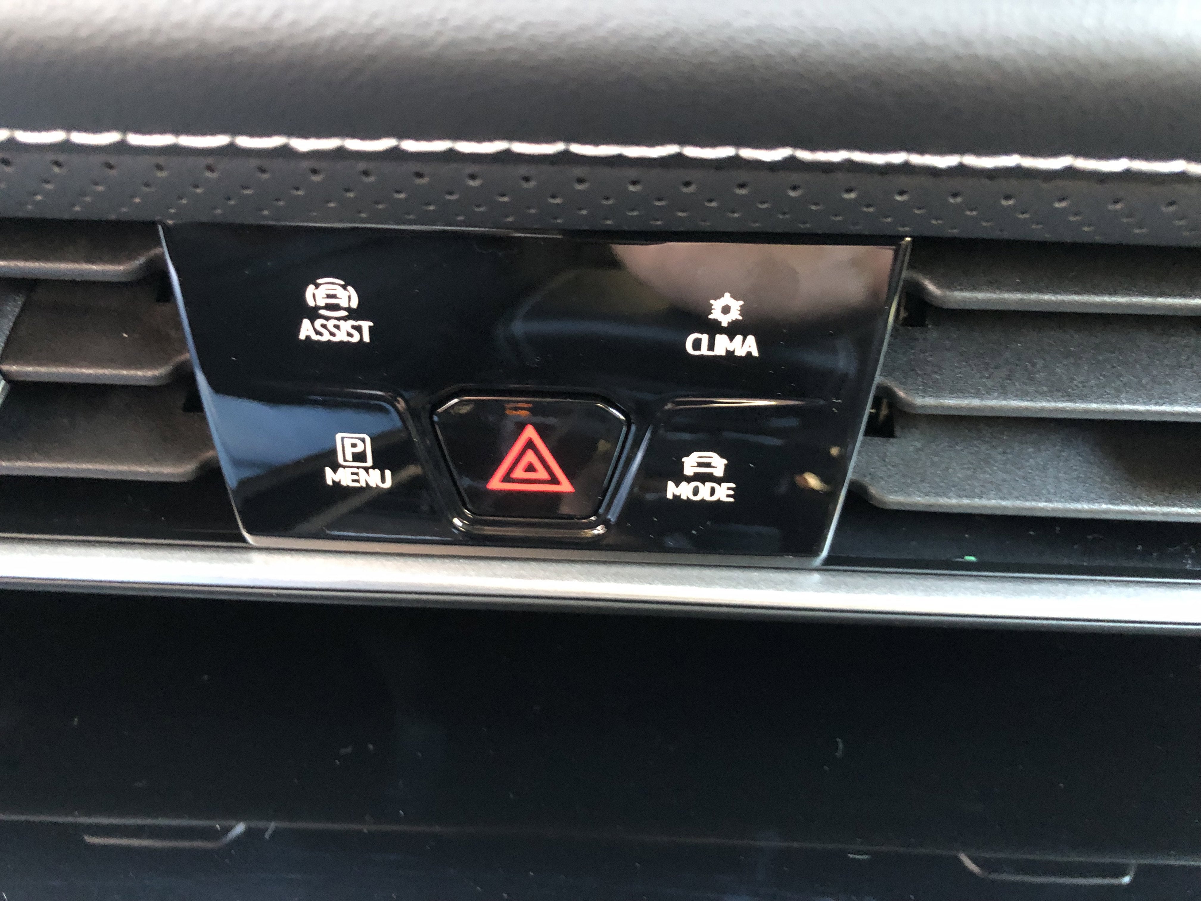 2026 Volkswagen Atlas 2.0T SE w/Technology w/captains chairs and black wheel package