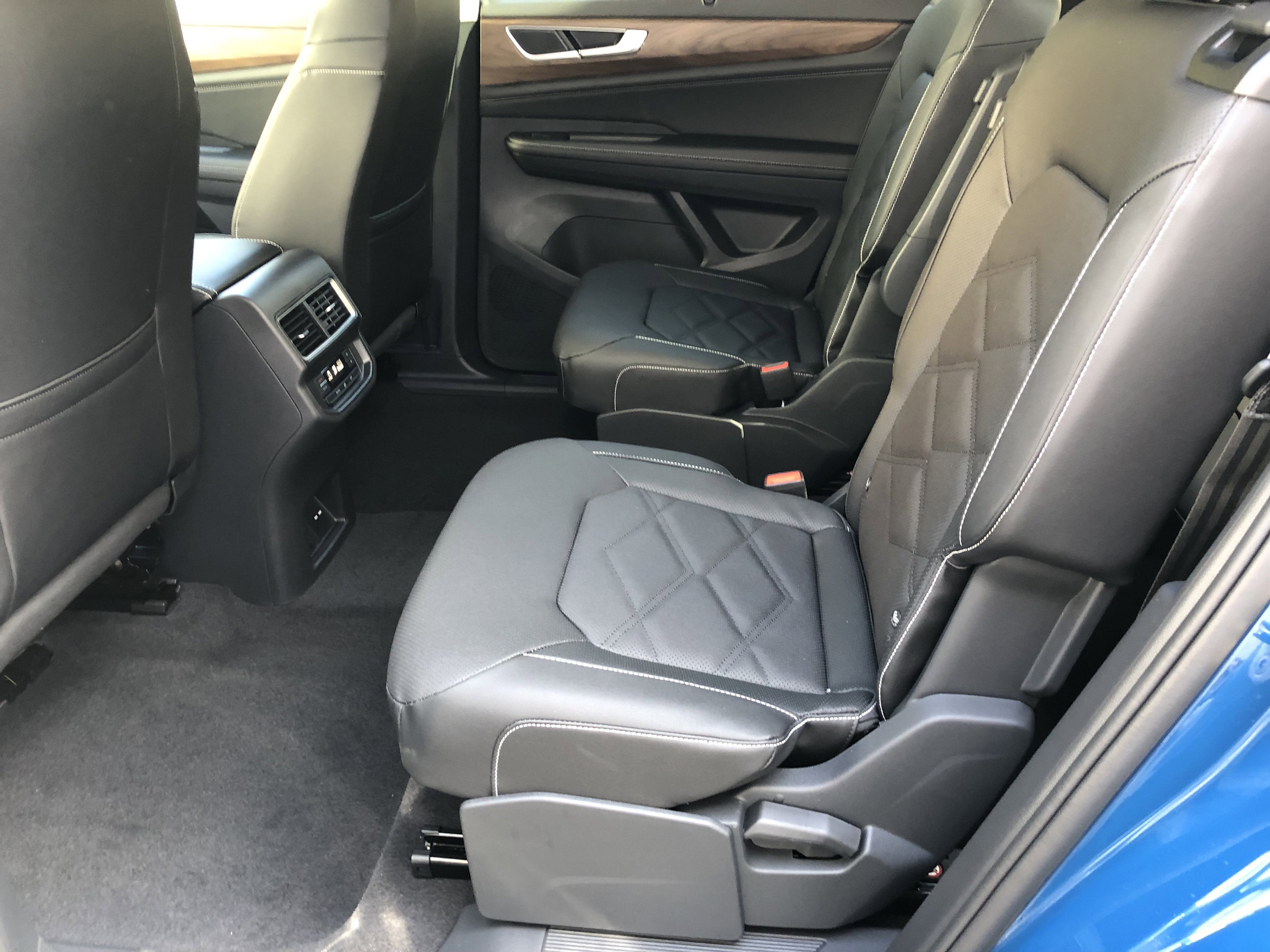 2026 Volkswagen Atlas 2.0T SE w/Technology w/captains chairs and black wheel package