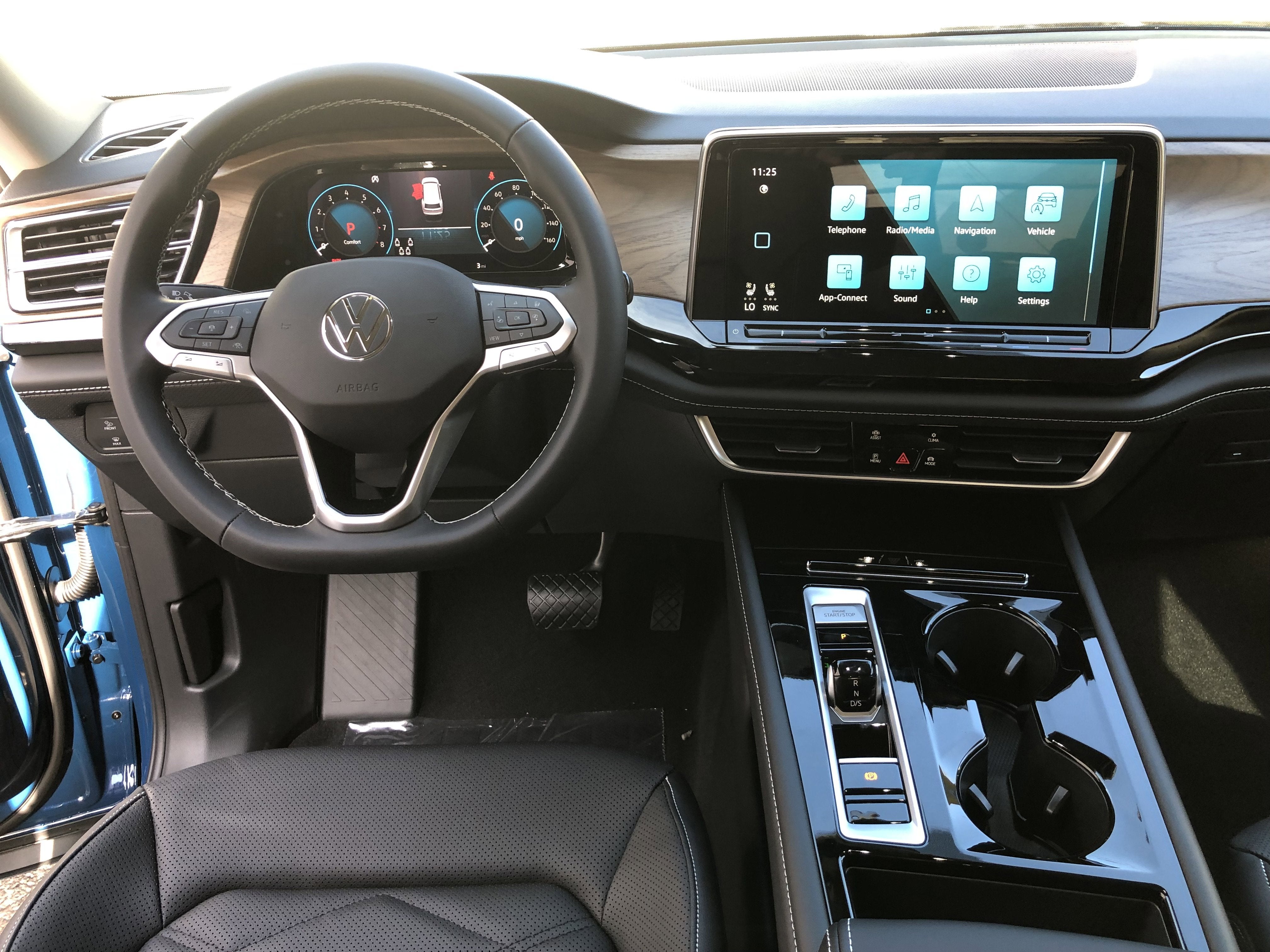 2026 Volkswagen Atlas 2.0T SE w/Technology w/captains chairs and black wheel package