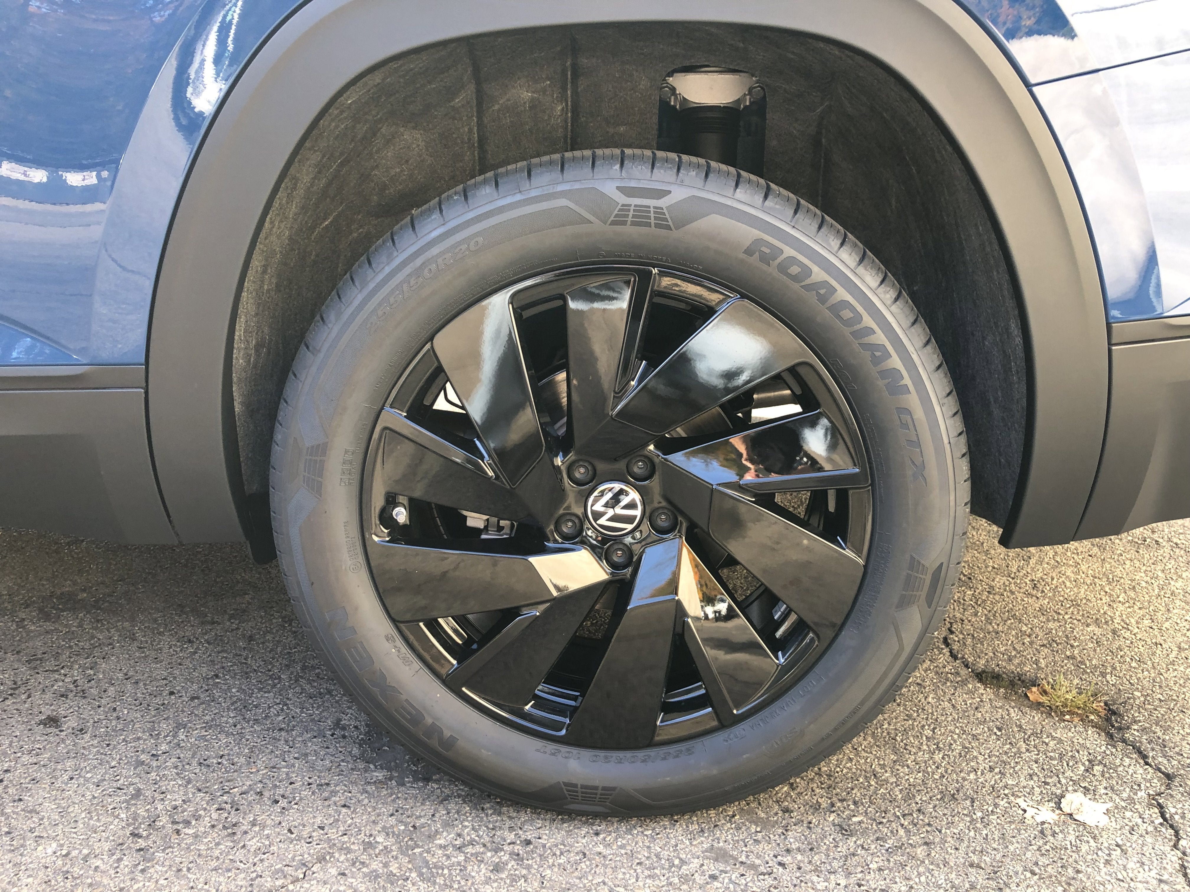 2026 Volkswagen Atlas 2.0T SE w/Technology w/captains chairs and black wheel package