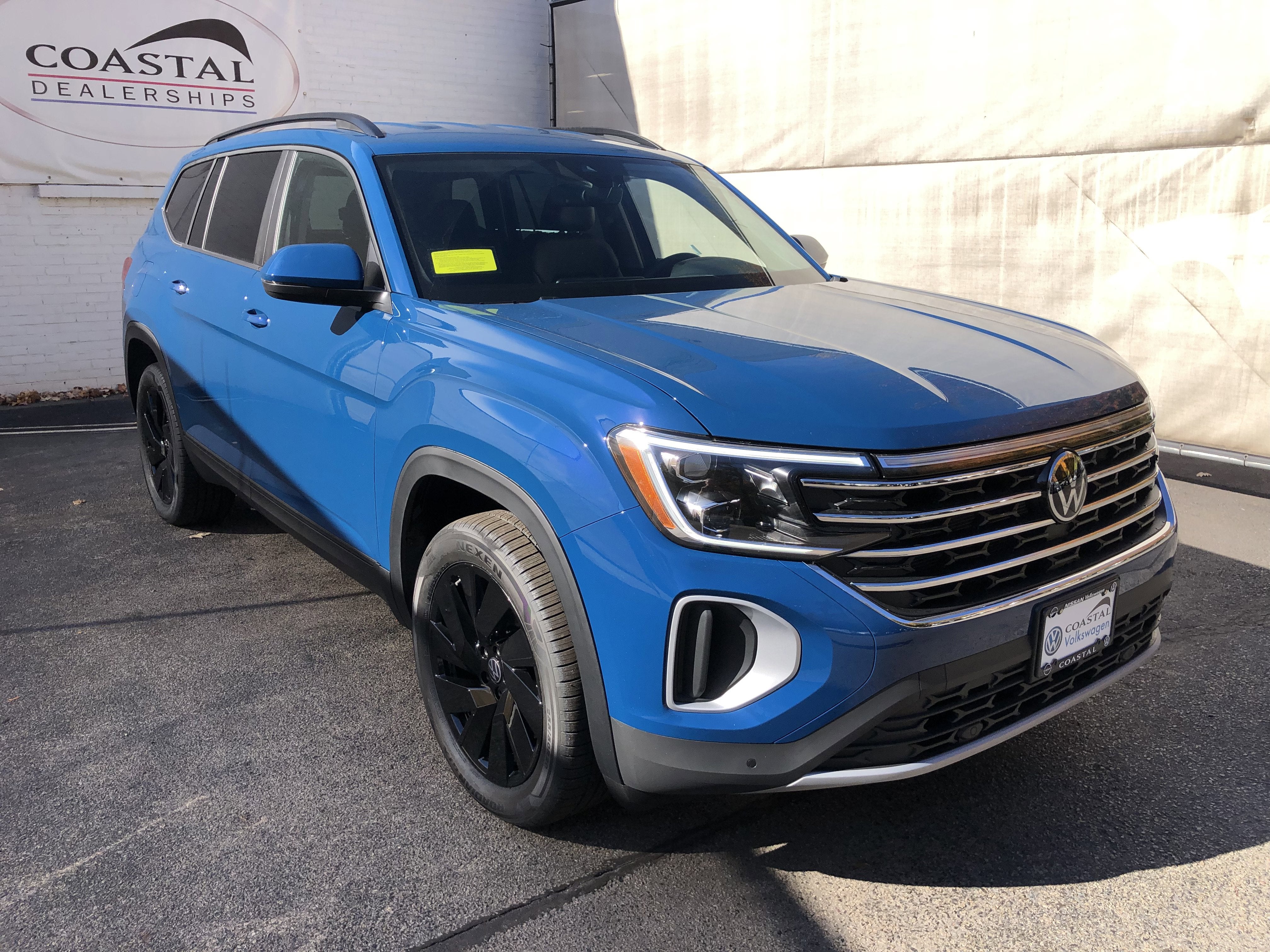 2026 Volkswagen Atlas 2.0T SE w/Technology w/captains chairs and black wheel package