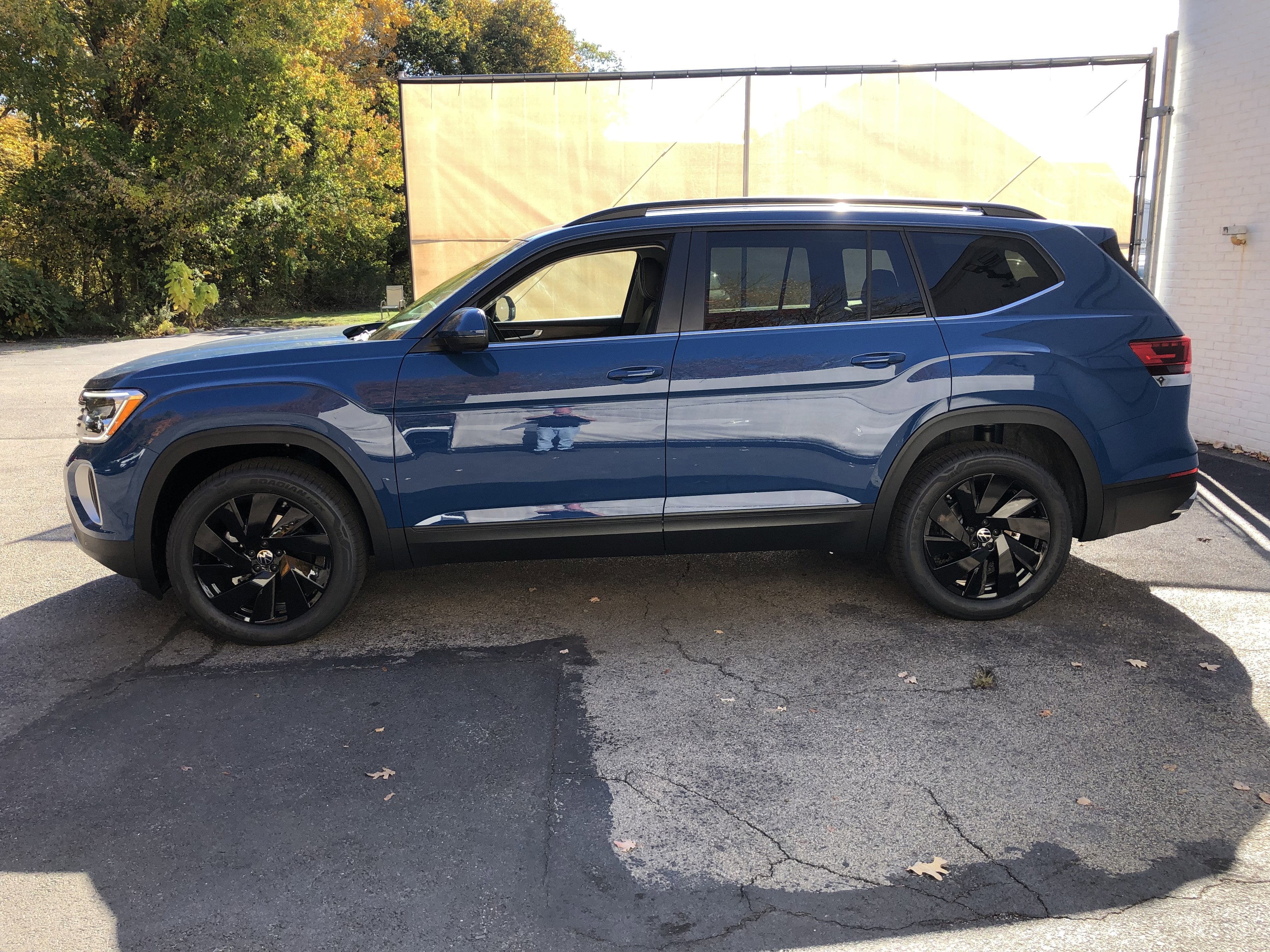 2026 Volkswagen Atlas 2.0T SE w/Technology w/captains chairs and black wheel package
