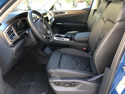 2026 Volkswagen Atlas 2.0T SE w/Technology w/captains chairs and black wheel package