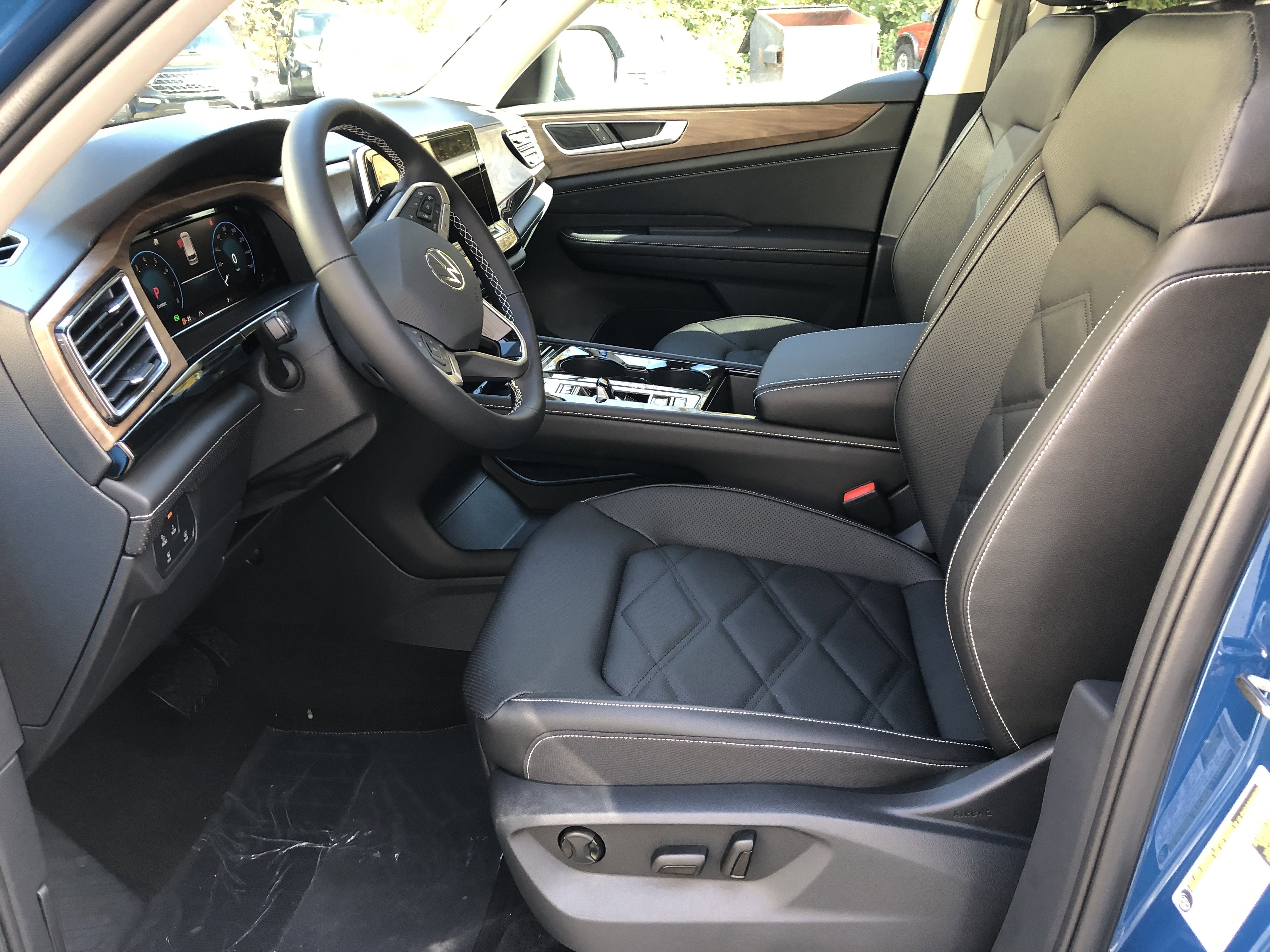 2026 Volkswagen Atlas 2.0T SE w/Technology w/captains chairs and black wheel package