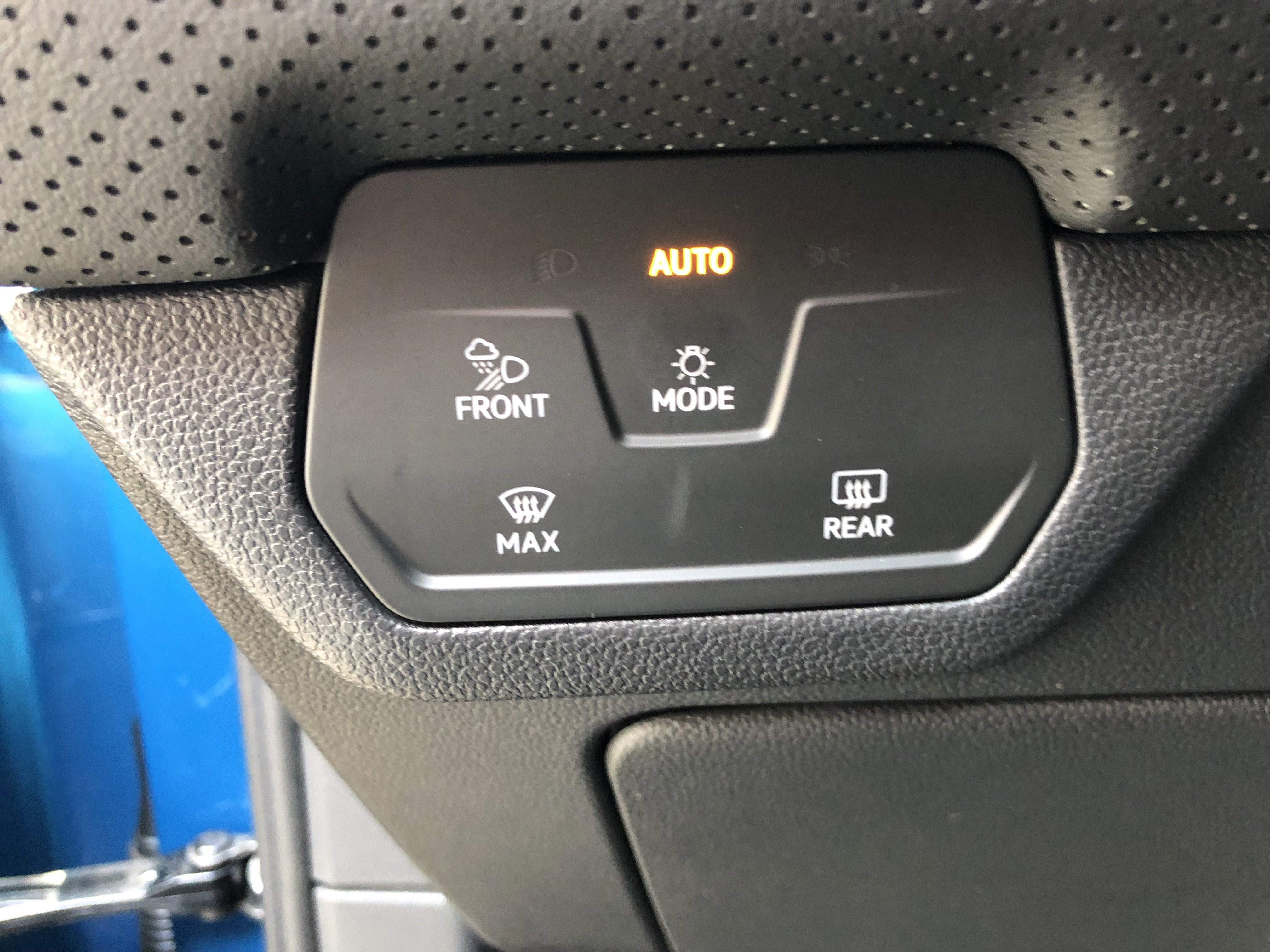 2026 Volkswagen Atlas 2.0T SE w/Technology w/captains chairs and black wheel package