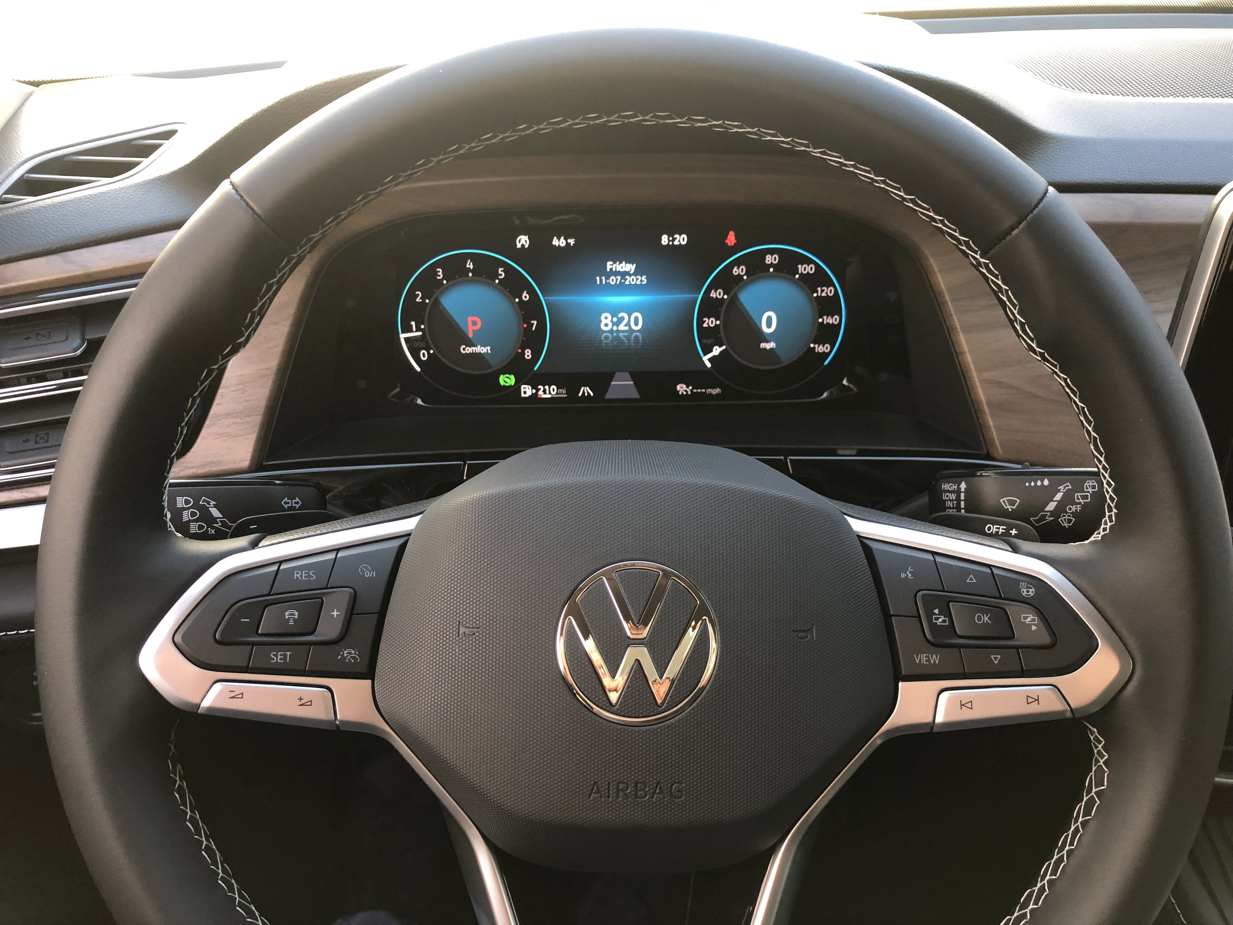 2026 Volkswagen Atlas 2.0T SE w/Technology w/captains chairs and black wheel package