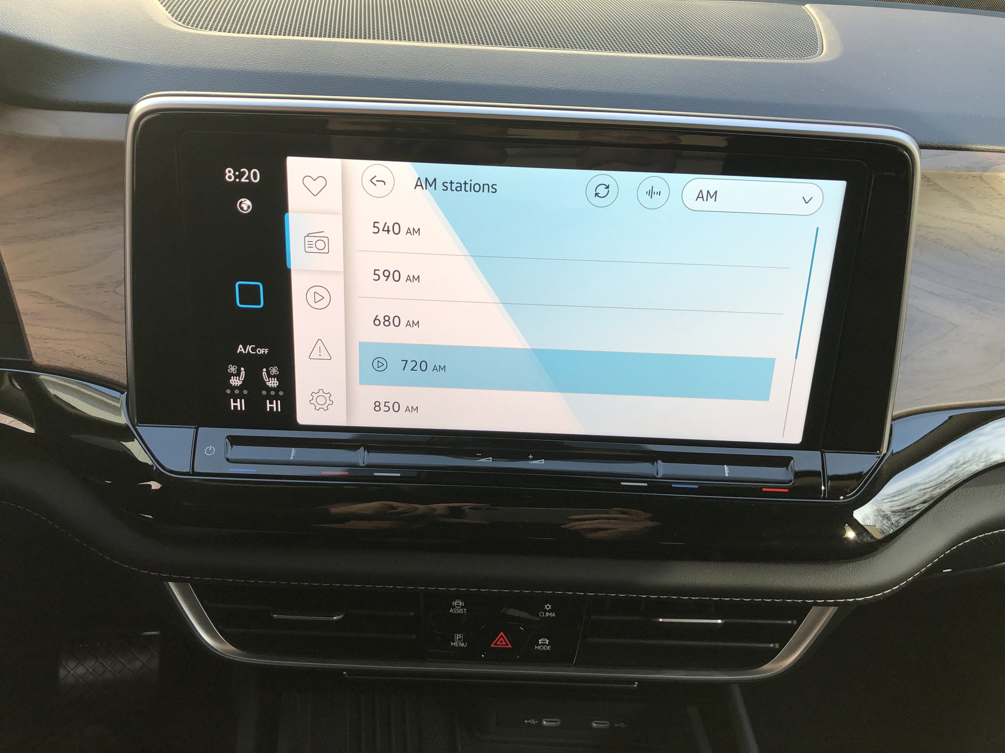 2026 Volkswagen Atlas 2.0T SE w/Technology w/captains chairs and black wheel package