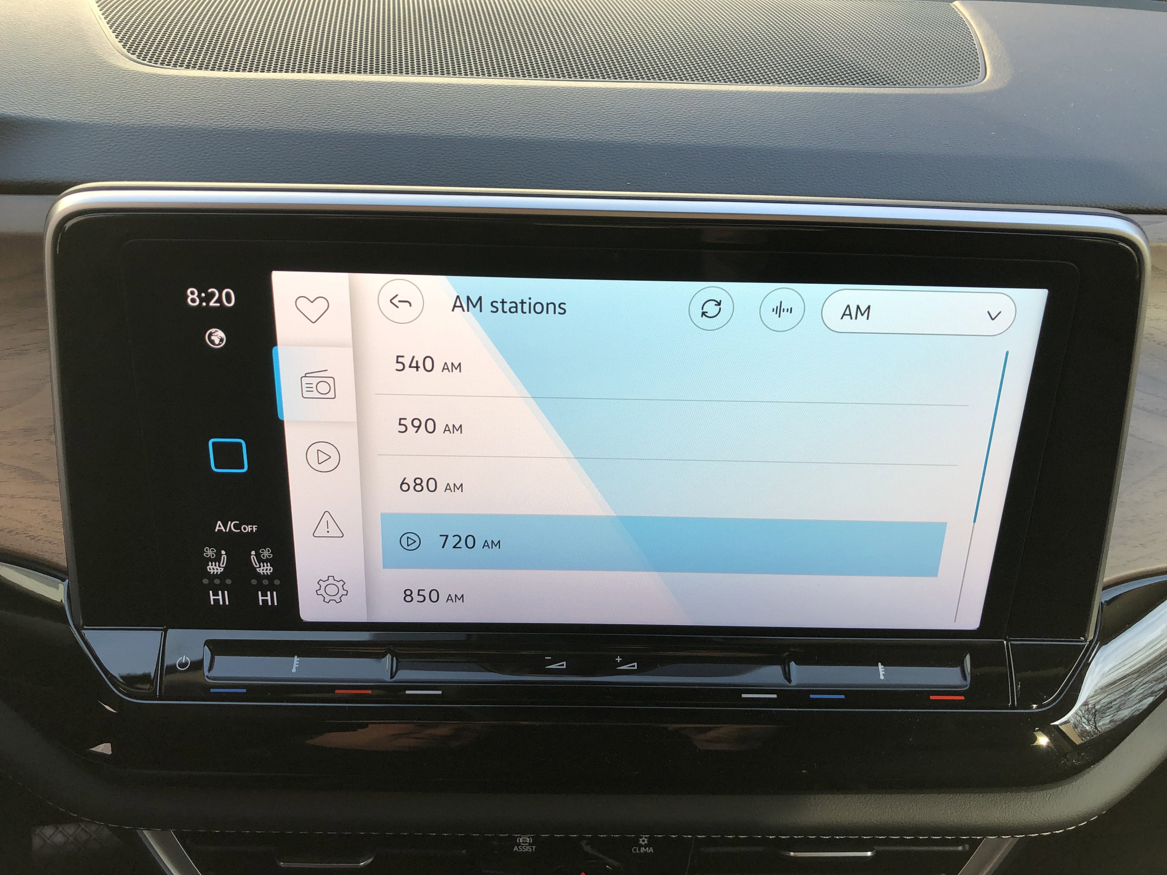 2026 Volkswagen Atlas 2.0T SE w/Technology w/captains chairs and black wheel package