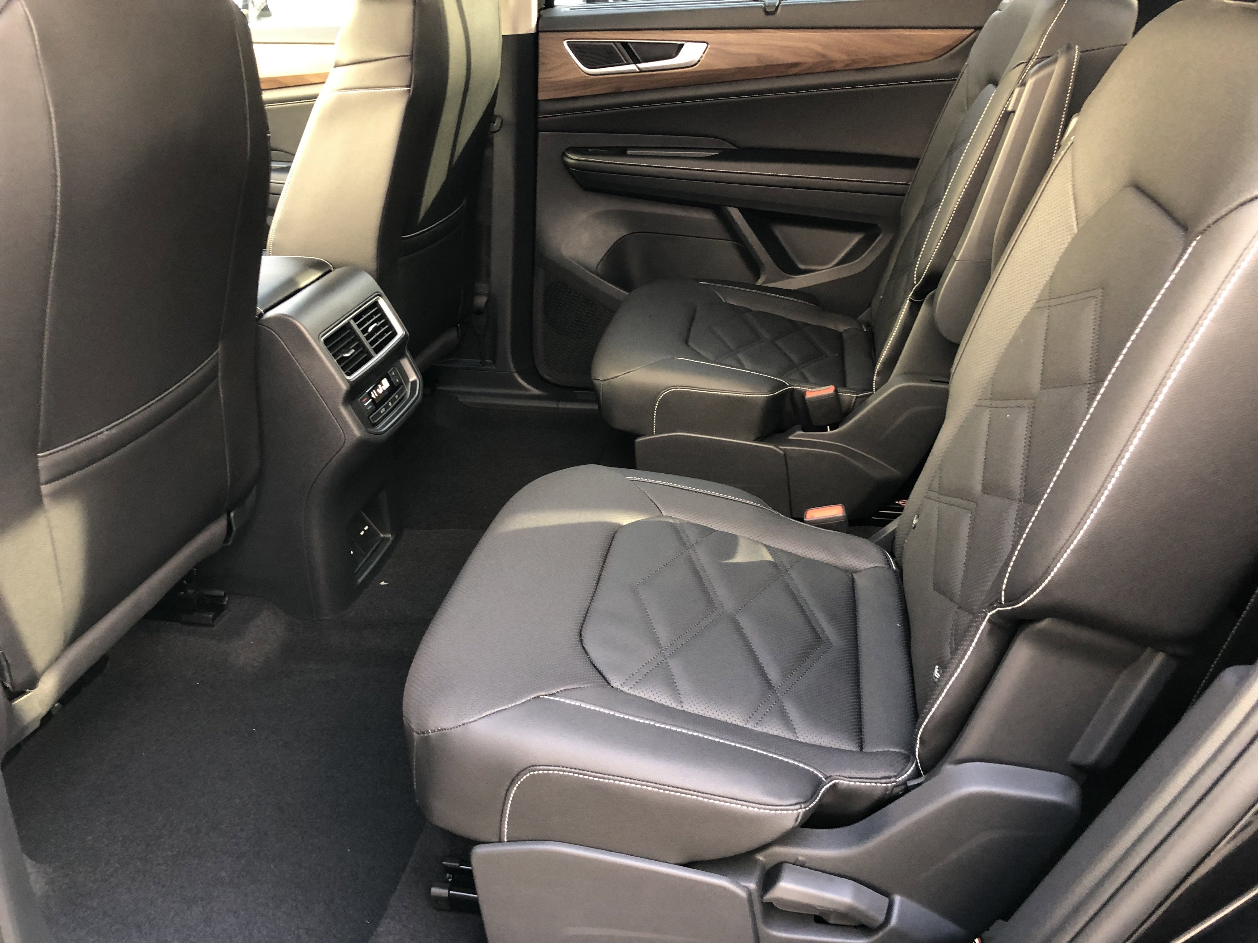 2026 Volkswagen Atlas 2.0T SE w/Technology w/captains chairs and black wheel package