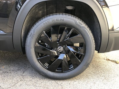 2026 Volkswagen Atlas 2.0T SE w/Technology w/captains chairs and black wheel package