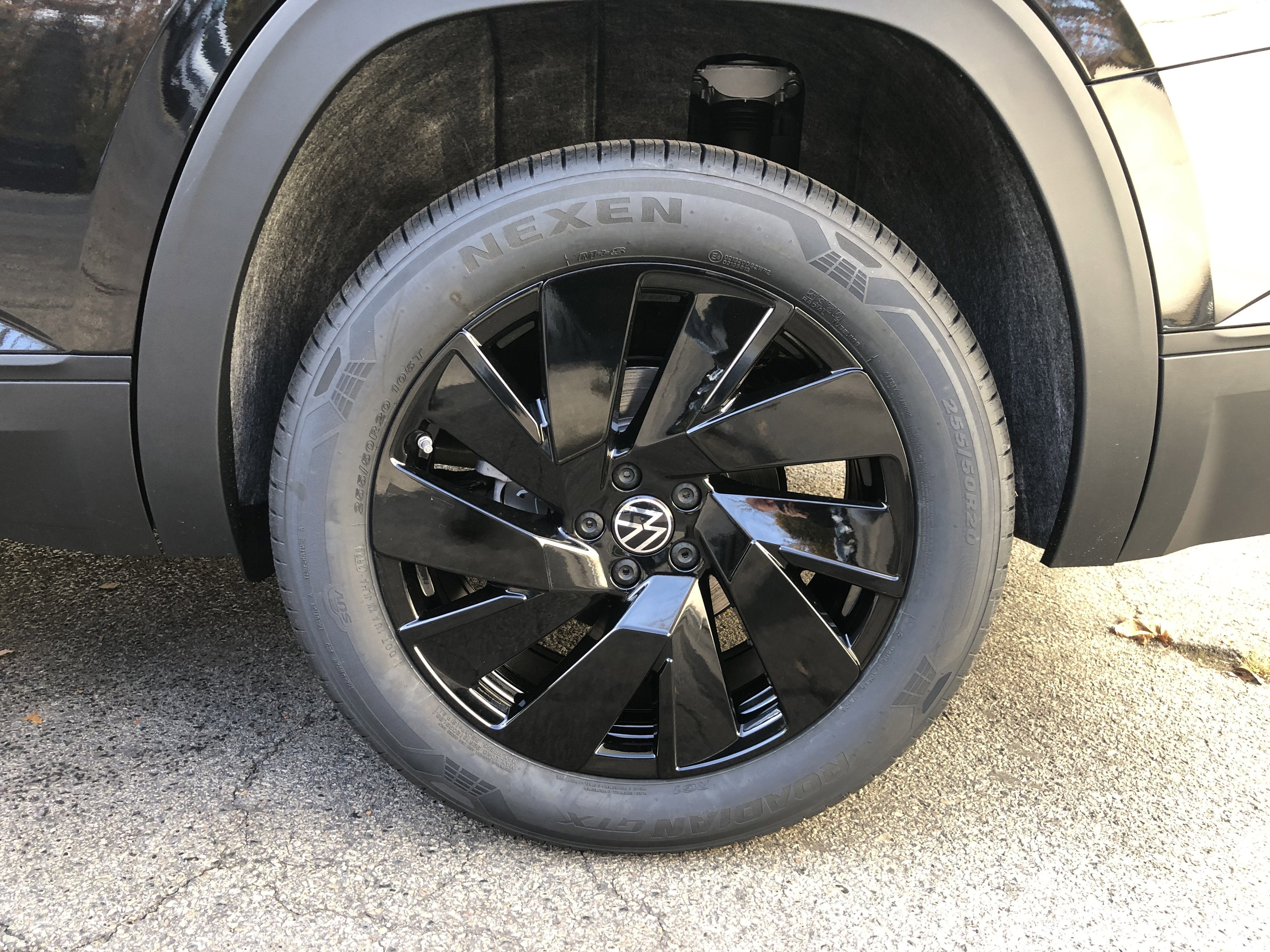 2026 Volkswagen Atlas 2.0T SE w/Technology w/captains chairs and black wheel package