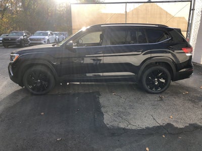 2026 Volkswagen Atlas 2.0T SE w/Technology w/captains chairs and black wheel package