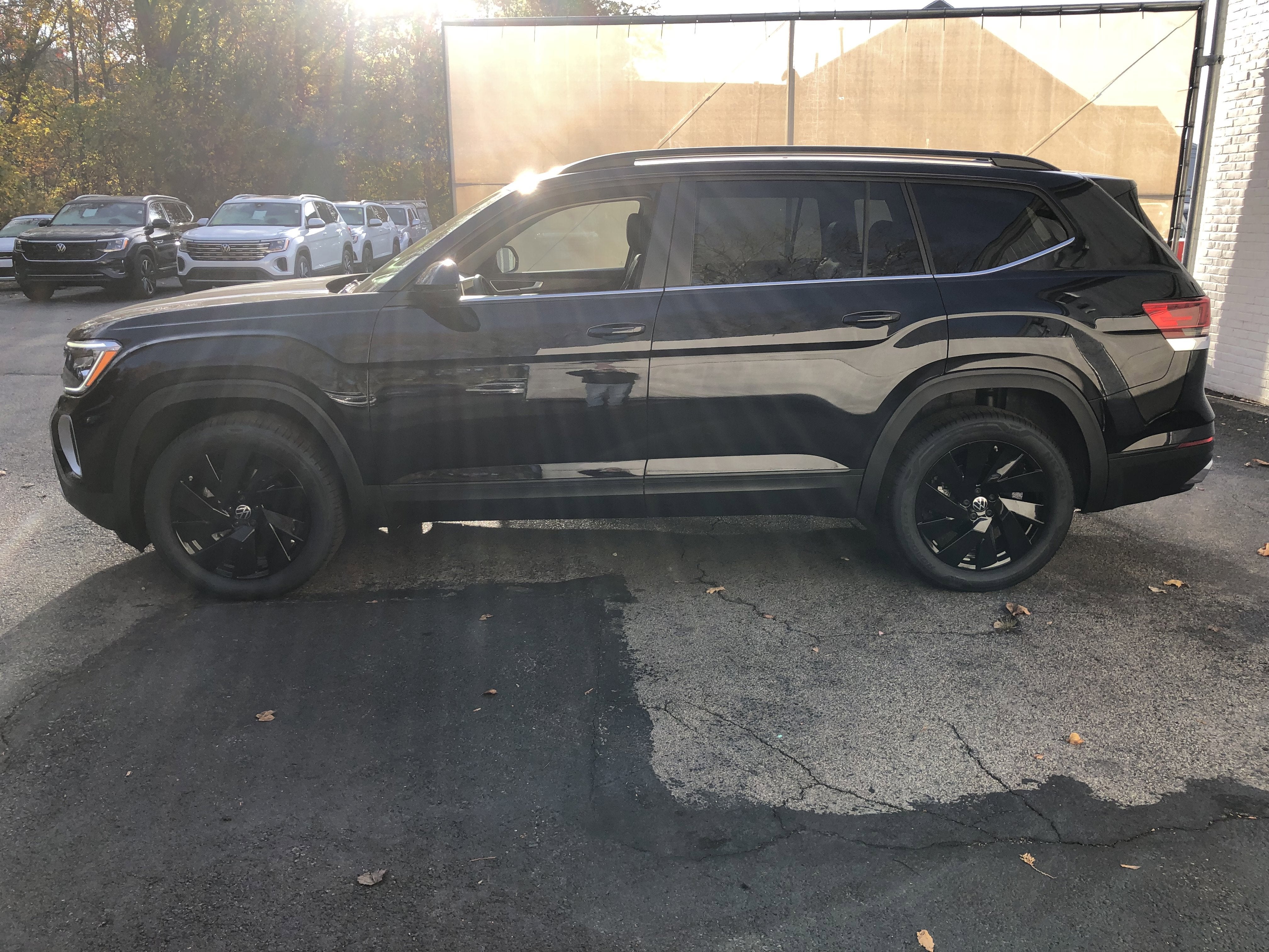 2026 Volkswagen Atlas 2.0T SE w/Technology w/captains chairs and black wheel package