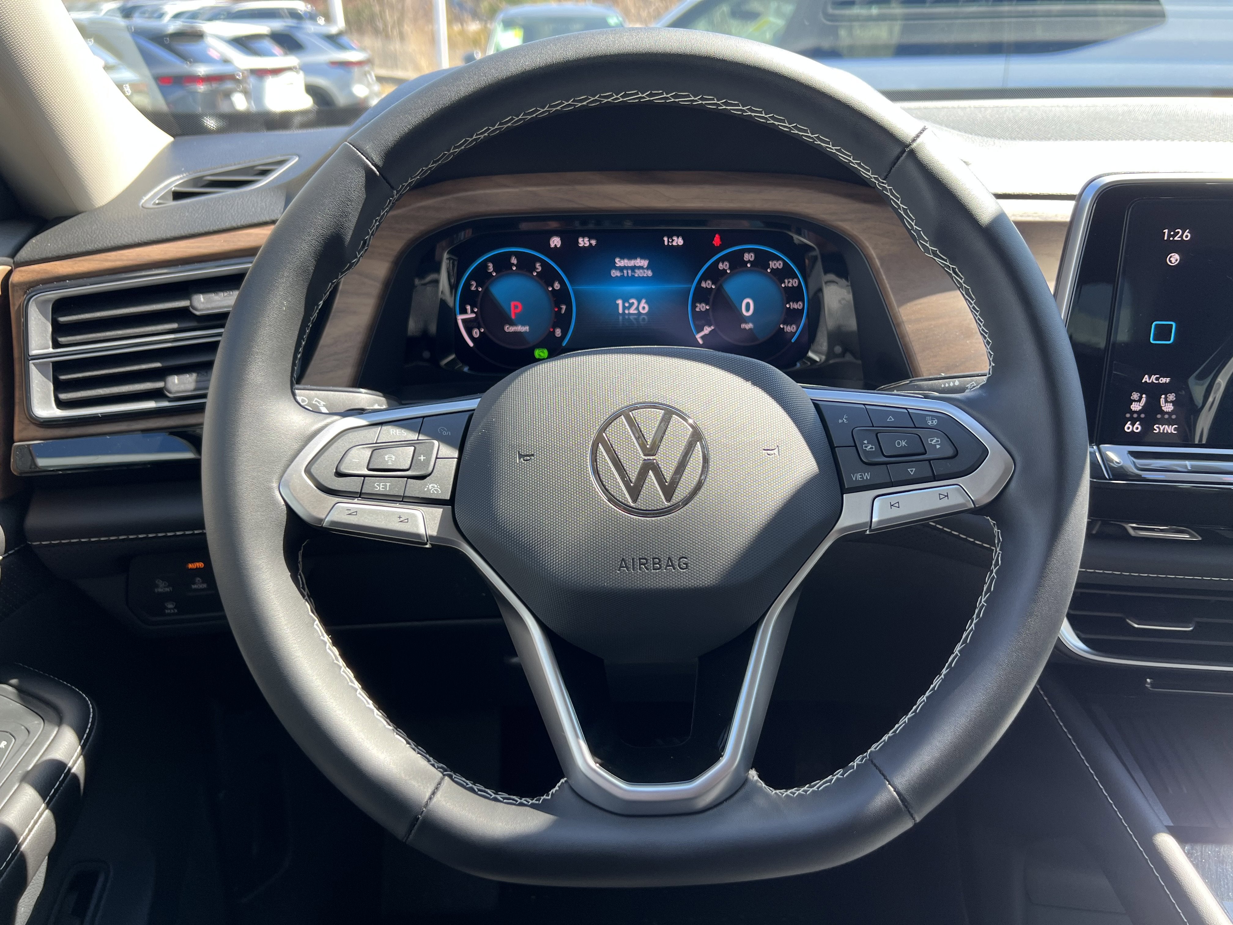 2026 Volkswagen Atlas 2.0T SE w/Technology w/captains chairs and black wheel package