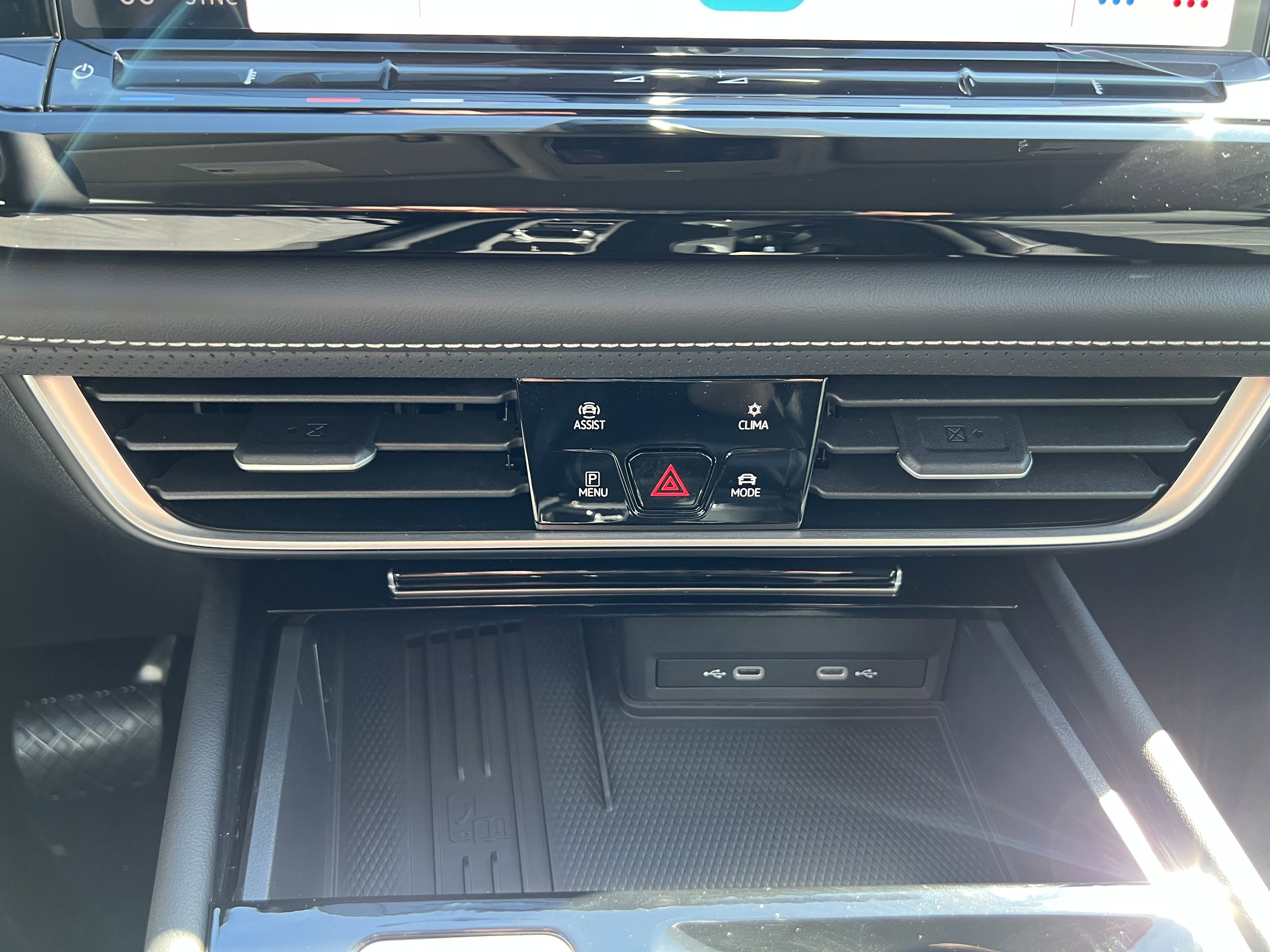 2026 Volkswagen Atlas 2.0T SE w/Technology w/captains chairs and black wheel package