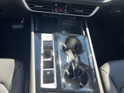 2026 Volkswagen Atlas 2.0T SE w/Technology w/captains chairs and black wheel package