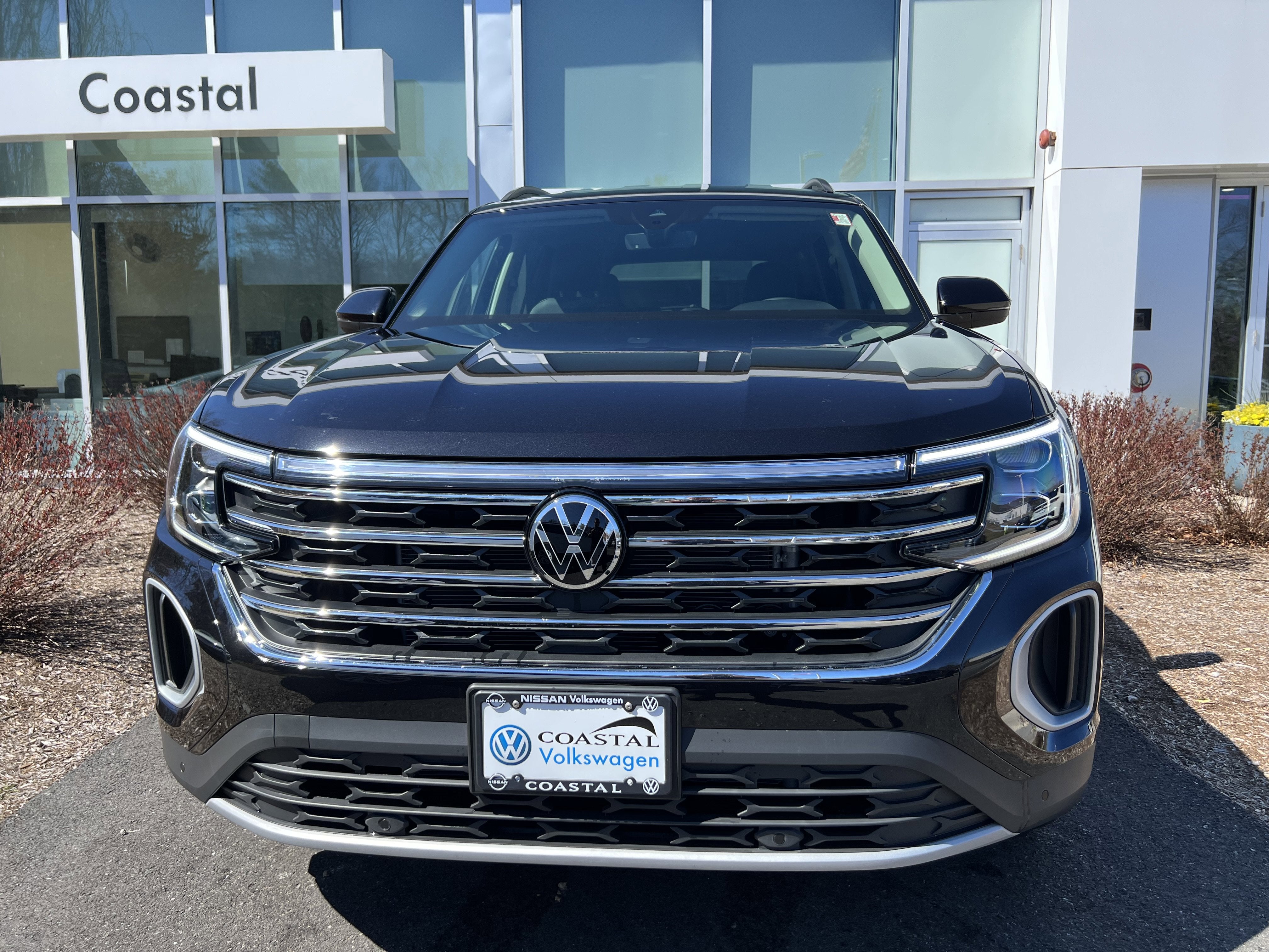 2026 Volkswagen Atlas 2.0T SE w/Technology w/captains chairs and black wheel package