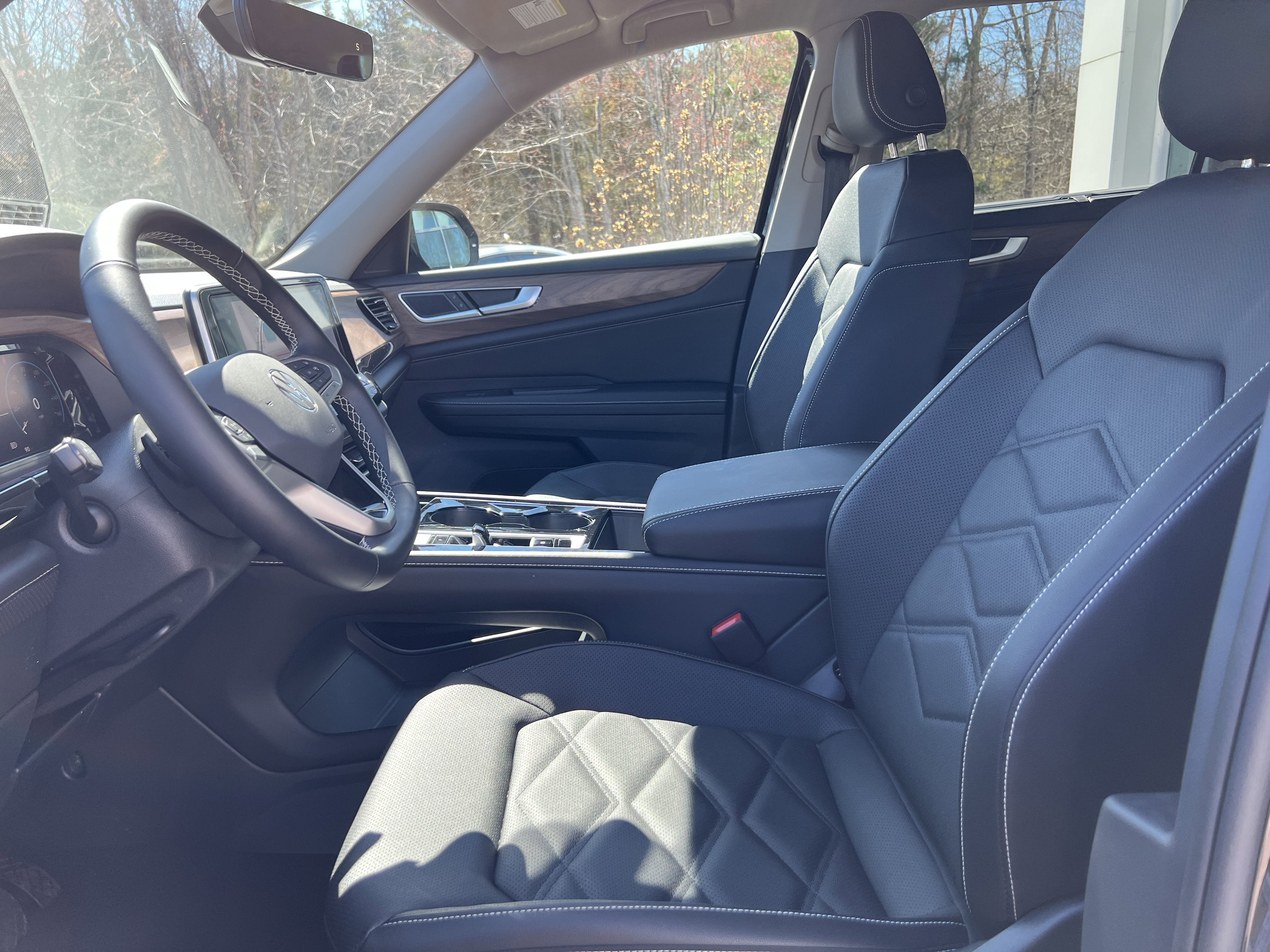 2026 Volkswagen Atlas 2.0T SE w/Technology w/captains chairs and black wheel package