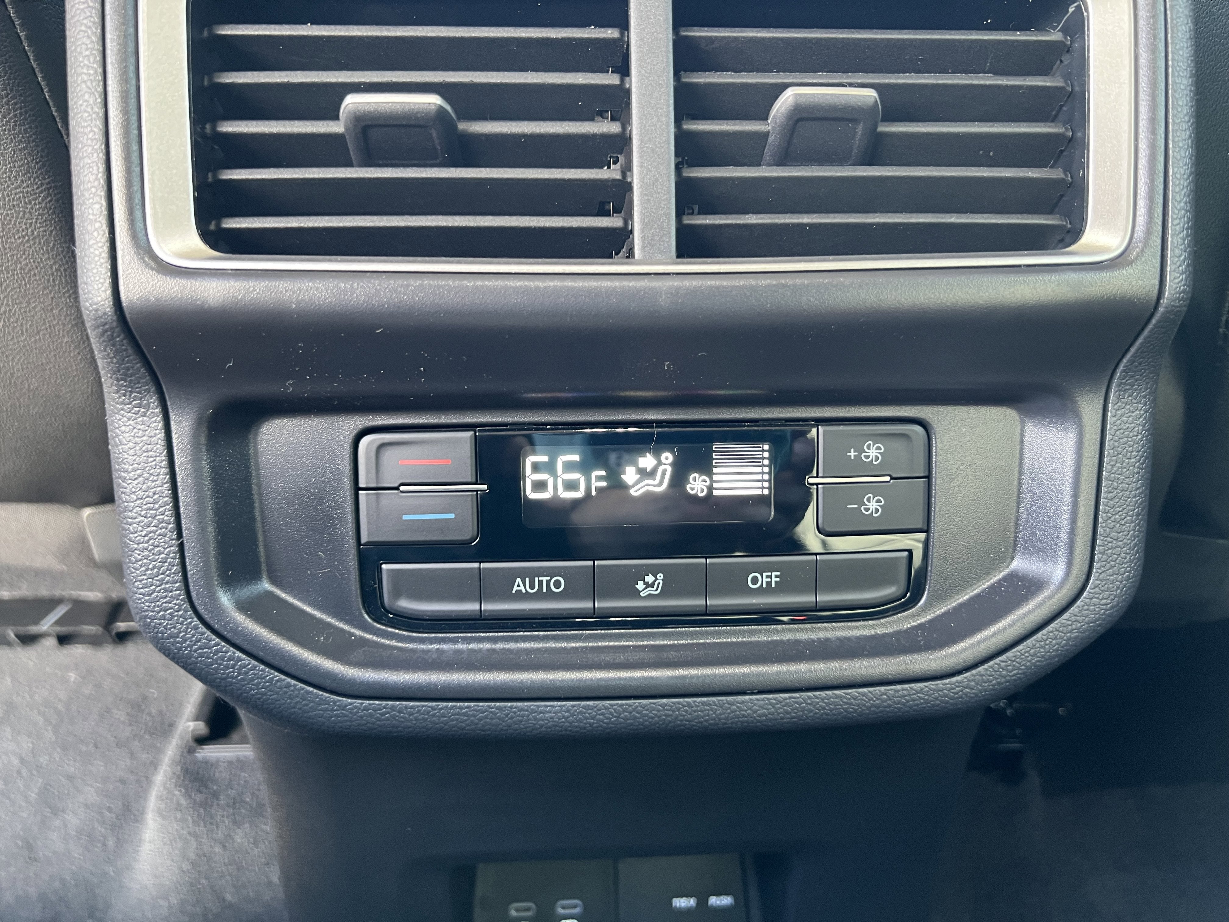2026 Volkswagen Atlas 2.0T SE w/Technology w/captains chairs and black wheel package