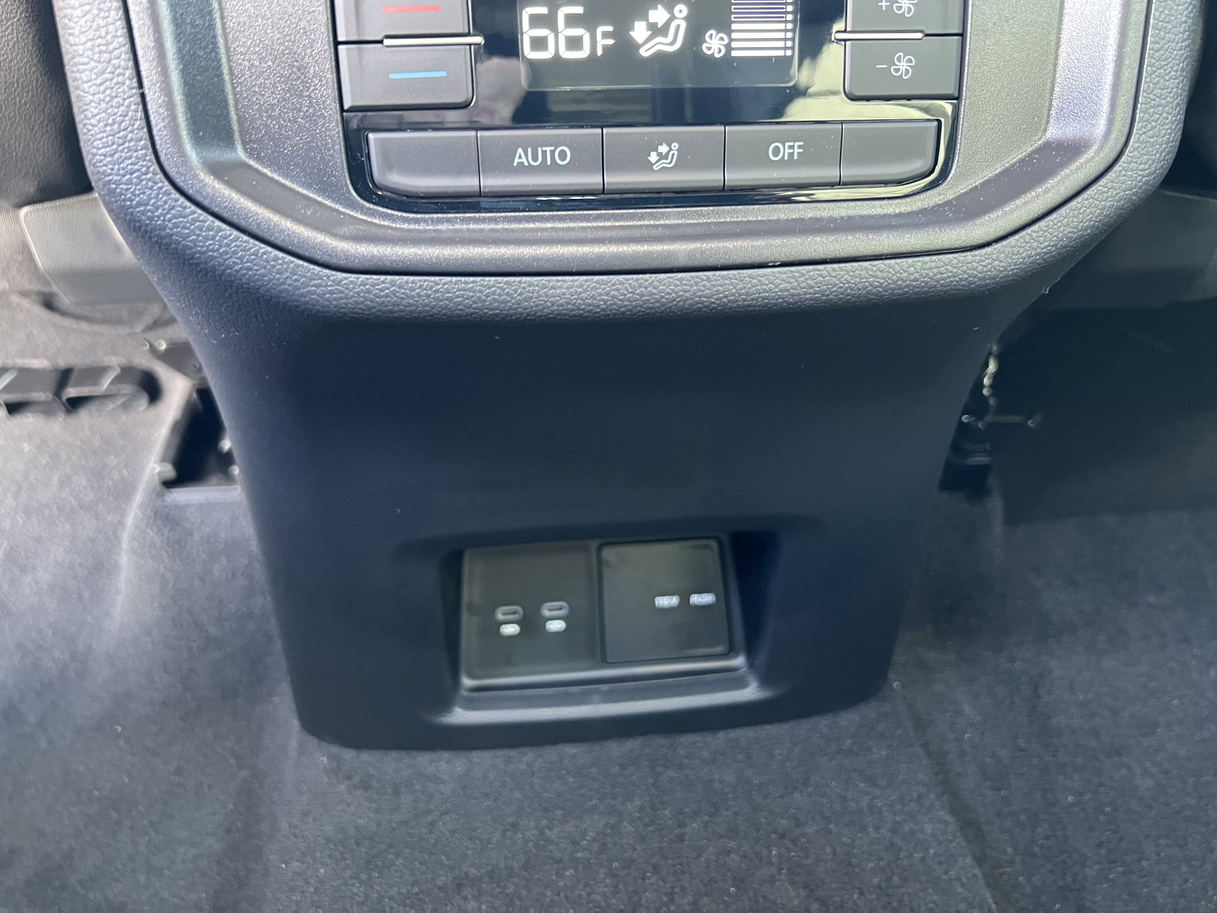 2026 Volkswagen Atlas 2.0T SE w/Technology w/captains chairs and black wheel package
