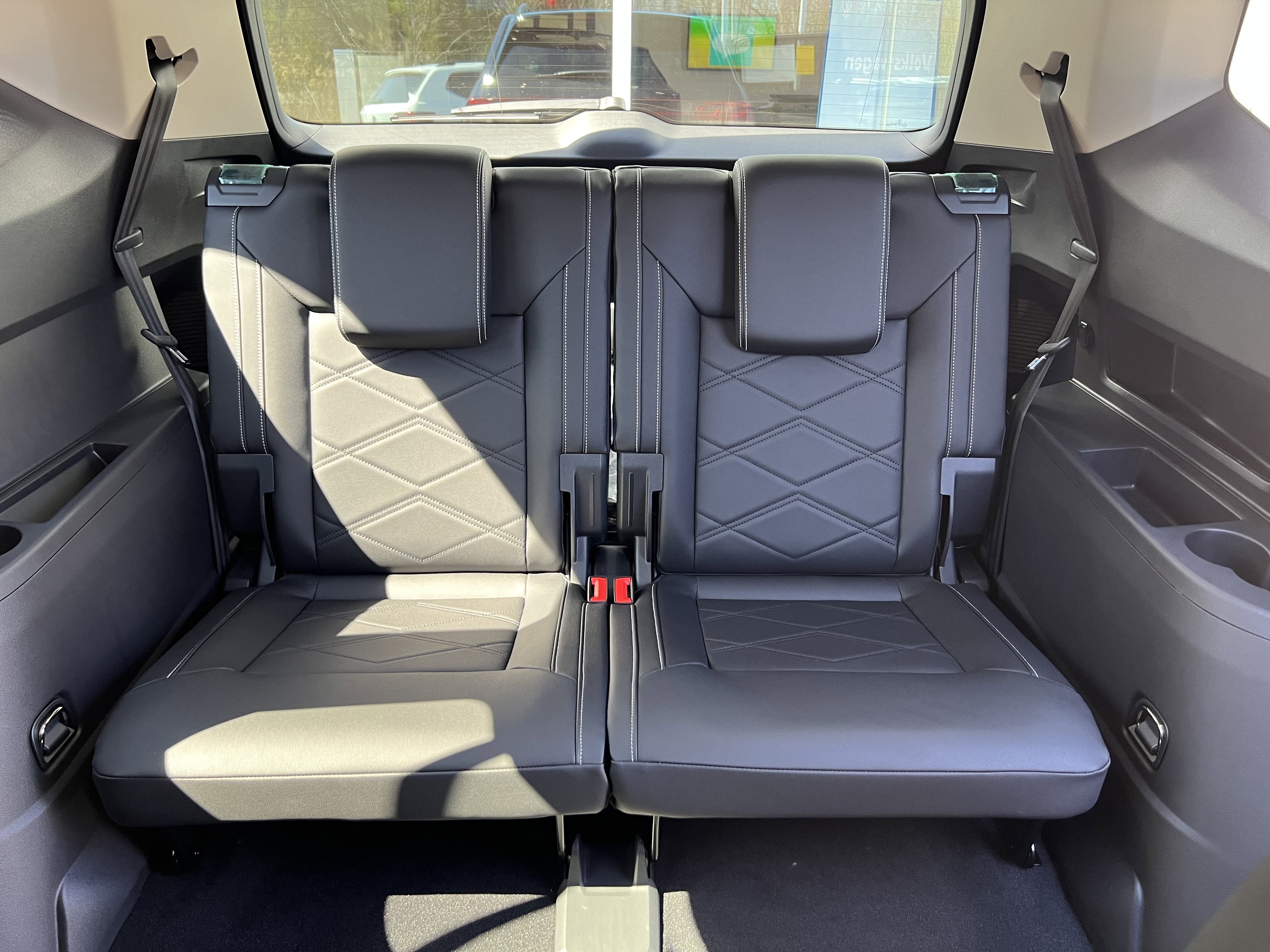 2026 Volkswagen Atlas 2.0T SE w/Technology w/captains chairs and black wheel package